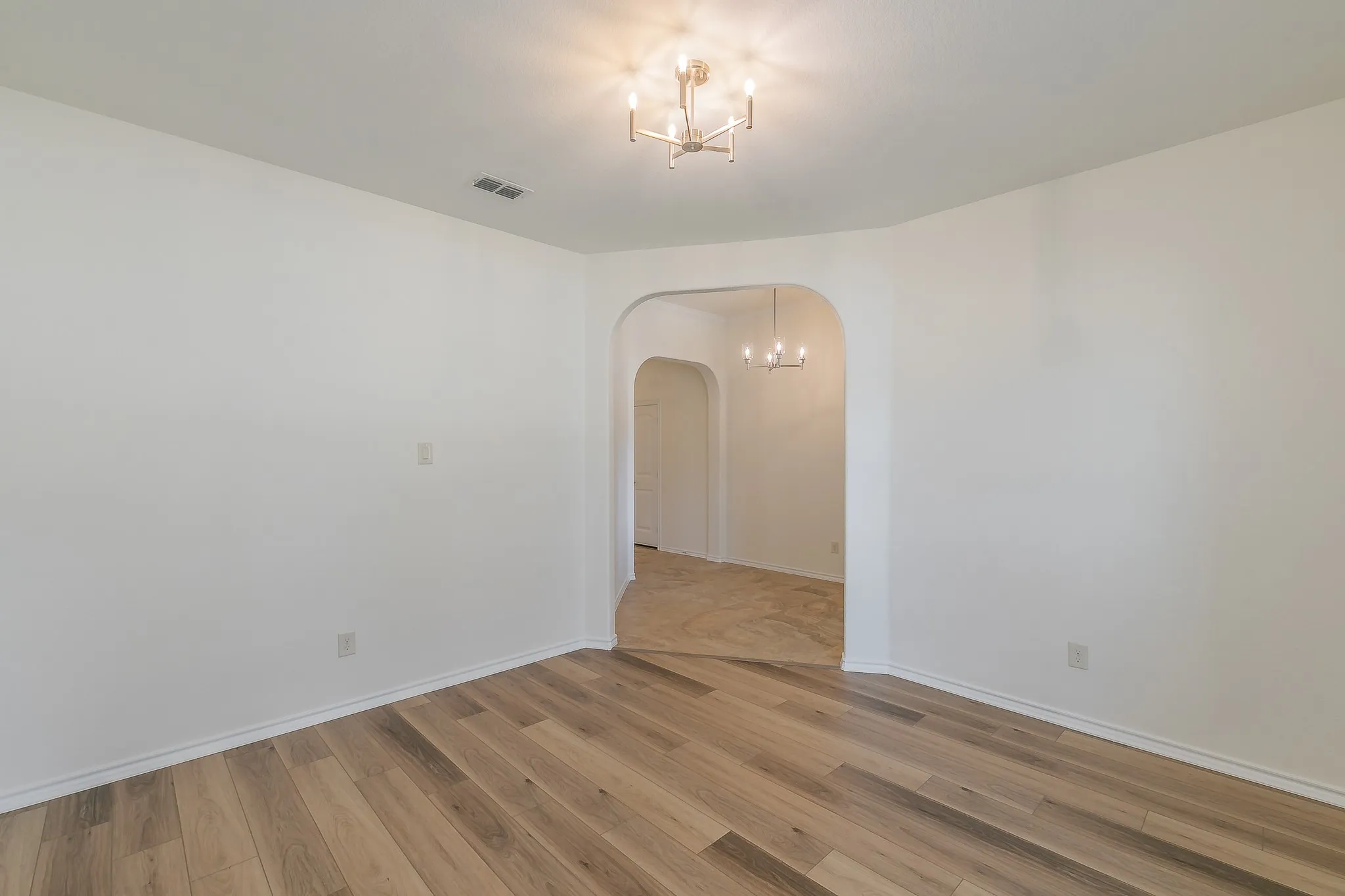 Single Family Residence For Sale in Tarrant County , 5115 Prestwick Drive, Arlington, Texas 76001, 3 Bedroom, 2 Bathroom, 2 Garage spaces, 2,002 Sqft, built in 2013, mls#21343138, Real Estate Agent in Arlington, Homes For Sale in Tarrant county, Homes For Sale in Arlington, Realtor in Arlington Texas, Real Estate Brokerage Independent Realty Texas, Luminita Cordes Realtor