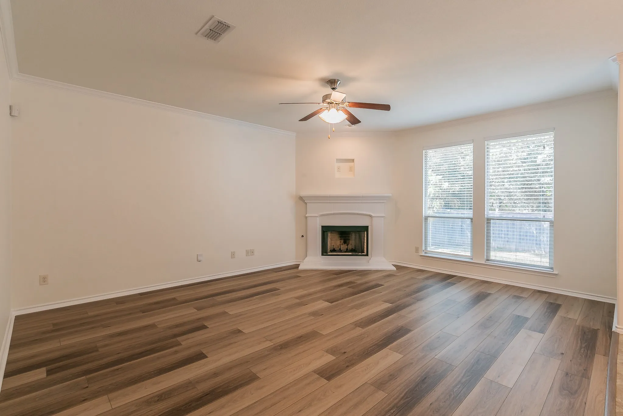 Single Family Residence For Sale in Tarrant County , 5115 Prestwick Drive, Arlington, Texas 76001, 3 Bedroom, 2 Bathroom, 2 Garage spaces, 2,002 Sqft, built in 2013, mls#21343138, Real Estate Agent in Arlington, Homes For Sale in Tarrant county, Homes For Sale in Arlington, Realtor in Arlington Texas, Real Estate Brokerage Independent Realty Texas, Luminita Cordes Realtor