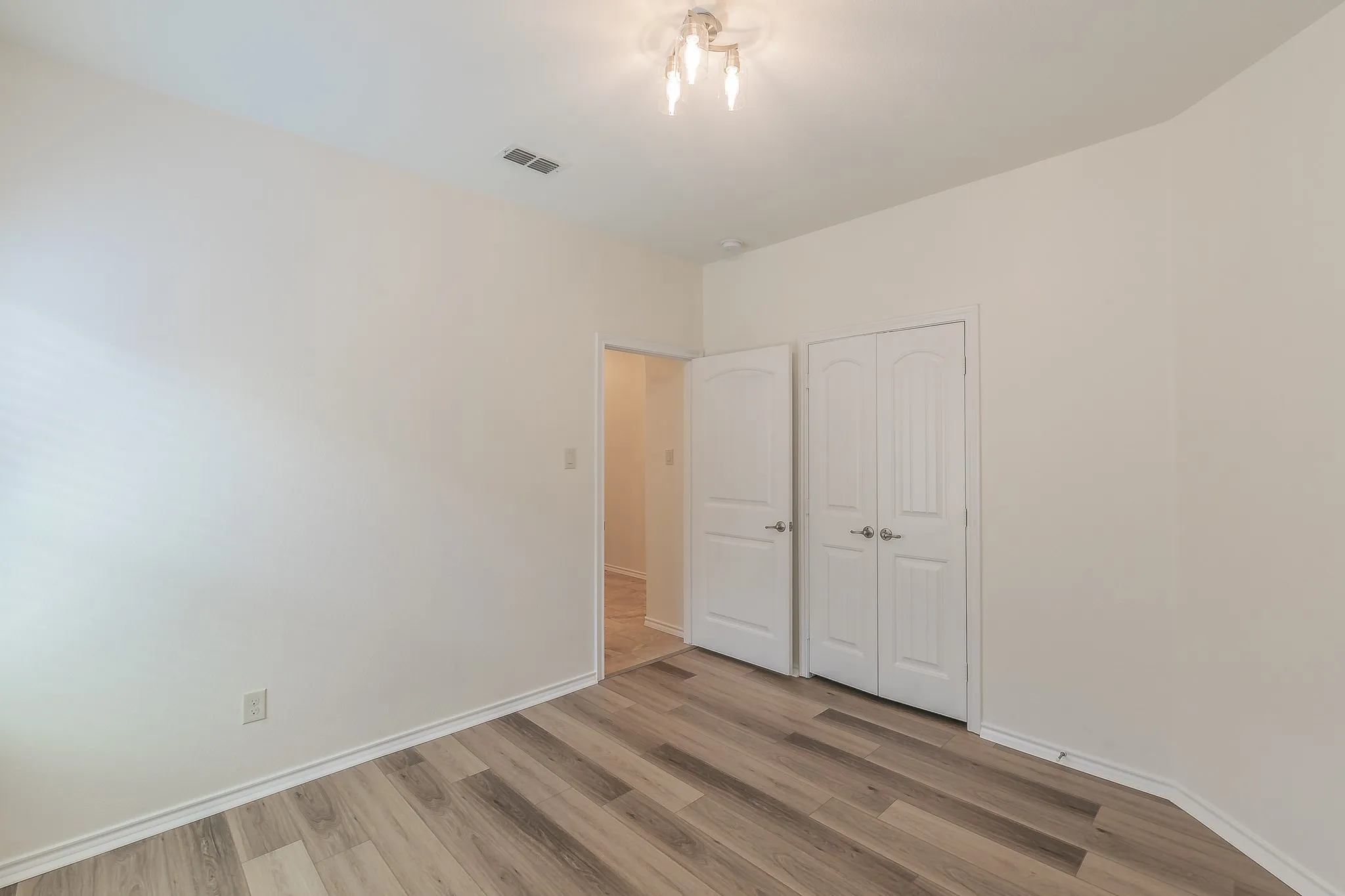 Single Family Residence For Sale in Tarrant County , 5115 Prestwick Drive, Arlington, Texas 76001, 3 Bedroom, 2 Bathroom, 2 Garage spaces, 2,002 Sqft, built in 2013, mls#21343138, Real Estate Agent in Arlington, Homes For Sale in Tarrant county, Homes For Sale in Arlington, Realtor in Arlington Texas, Real Estate Brokerage Independent Realty Texas, Luminita Cordes Realtor