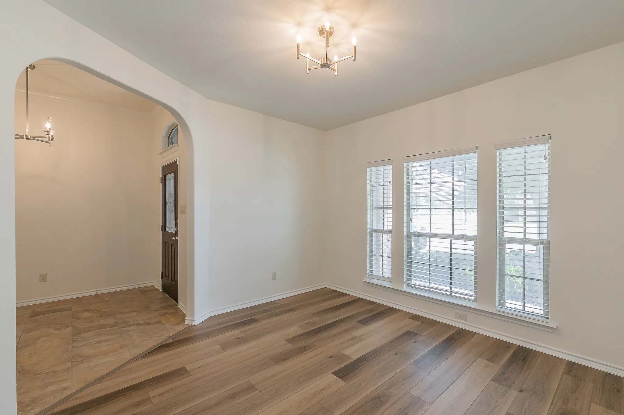 Single Family Residence For Sale in Tarrant County , 5115 Prestwick Drive, Arlington, Texas 76001, 3 Bedroom, 2 Bathroom, 2 Garage spaces, 2,002 Sqft, built in 2013, mls#21343138, Real Estate Agent in Arlington, Homes For Sale in Tarrant county, Homes For Sale in Arlington, Realtor in Arlington Texas, Real Estate Brokerage Independent Realty Texas, Luminita Cordes Realtor