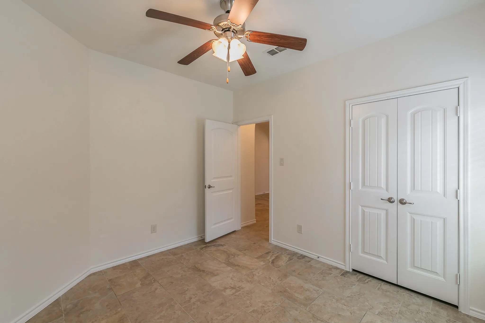 Single Family Residence For Sale in Tarrant County , 5115 Prestwick Drive, Arlington, Texas 76001, 3 Bedroom, 2 Bathroom, 2 Garage spaces, 2,002 Sqft, built in 2013, mls#21343138, Real Estate Agent in Arlington, Homes For Sale in Tarrant county, Homes For Sale in Arlington, Realtor in Arlington Texas, Real Estate Brokerage Independent Realty Texas, Luminita Cordes Realtor