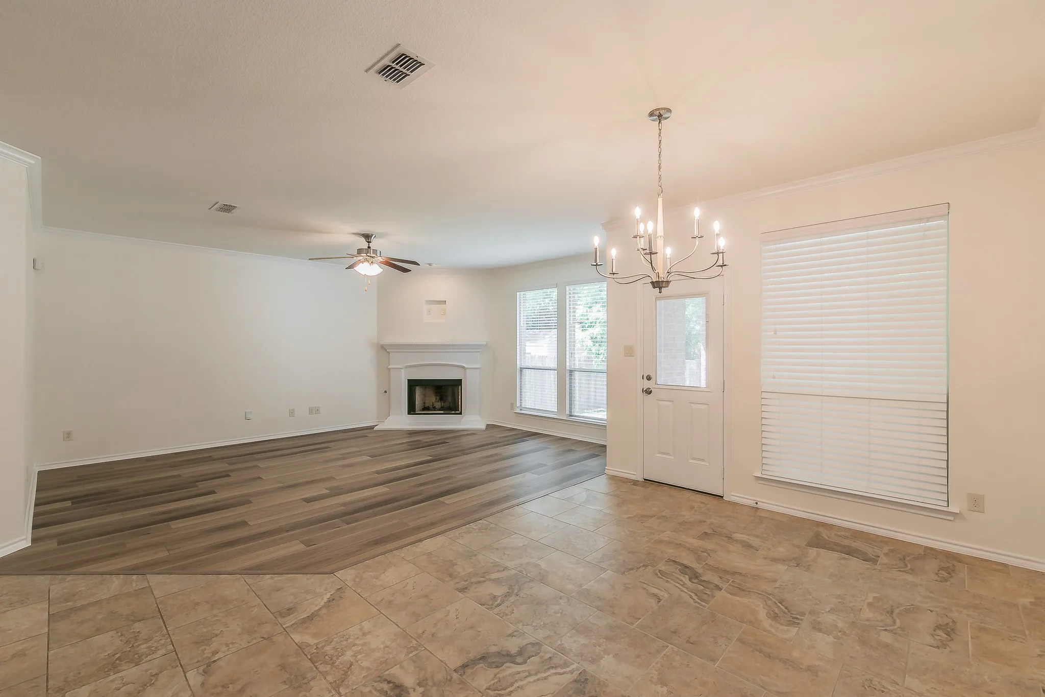 Single Family Residence For Sale in Tarrant County , 5115 Prestwick Drive, Arlington, Texas 76001, 3 Bedroom, 2 Bathroom, 2 Garage spaces, 2,002 Sqft, built in 2013, mls#21343138, Real Estate Agent in Arlington, Homes For Sale in Tarrant county, Homes For Sale in Arlington, Realtor in Arlington Texas, Real Estate Brokerage Independent Realty Texas, Luminita Cordes Realtor