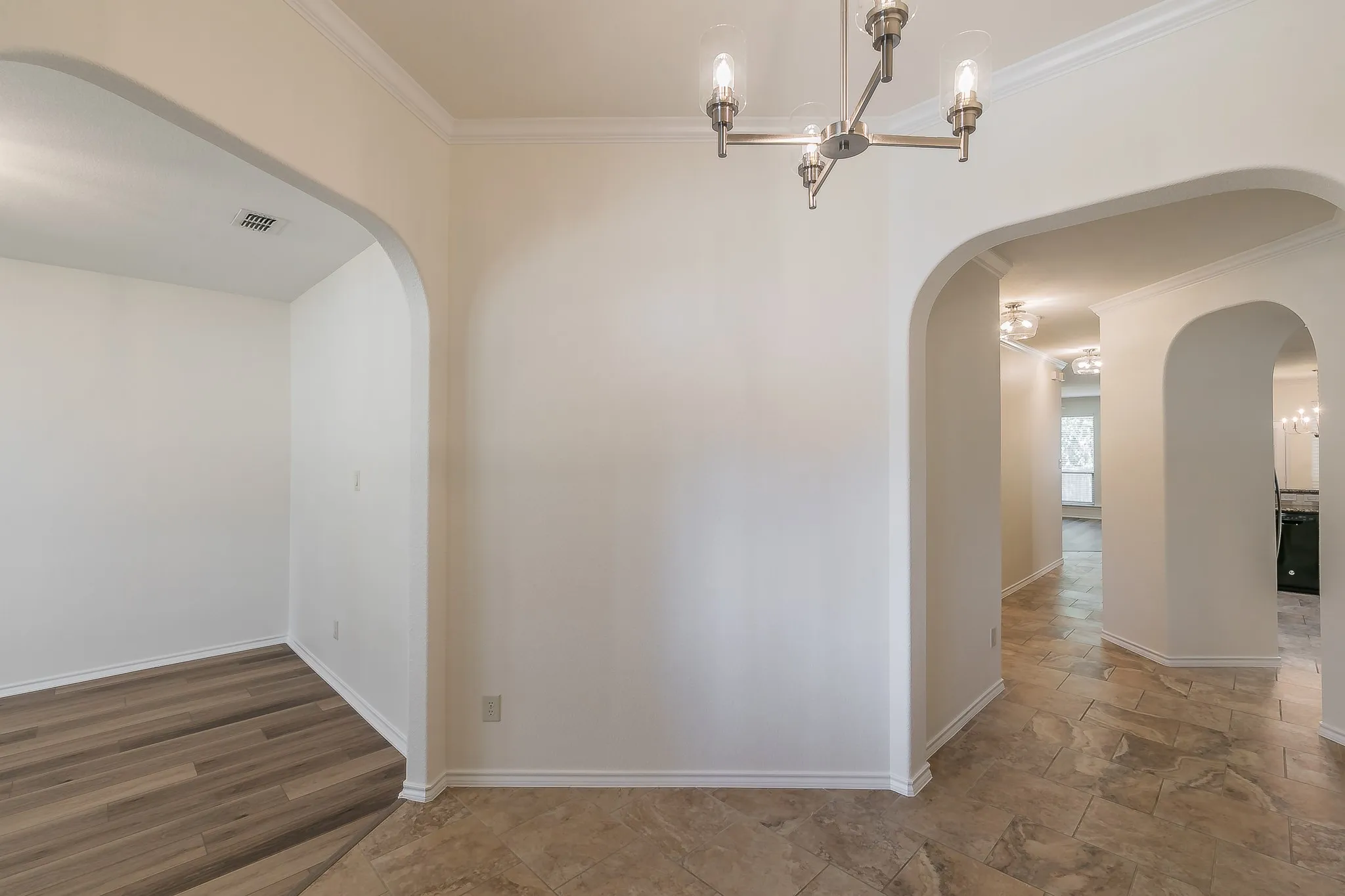 Single Family Residence For Sale in Tarrant County , 5115 Prestwick Drive, Arlington, Texas 76001, 3 Bedroom, 2 Bathroom, 2 Garage spaces, 2,002 Sqft, built in 2013, mls#21343138, Real Estate Agent in Arlington, Homes For Sale in Tarrant county, Homes For Sale in Arlington, Realtor in Arlington Texas, Real Estate Brokerage Independent Realty Texas, Luminita Cordes Realtor