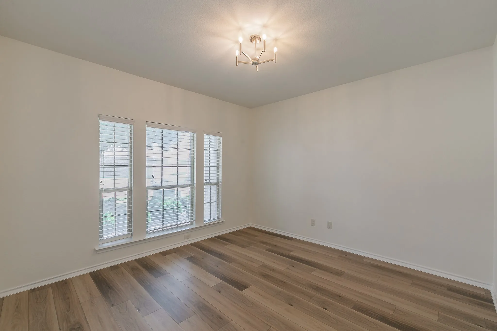 Single Family Residence For Sale in Tarrant County , 5115 Prestwick Drive, Arlington, Texas 76001, 3 Bedroom, 2 Bathroom, 2 Garage spaces, 2,002 Sqft, built in 2013, mls#21343138, Real Estate Agent in Arlington, Homes For Sale in Tarrant county, Homes For Sale in Arlington, Realtor in Arlington Texas, Real Estate Brokerage Independent Realty Texas, Luminita Cordes Realtor