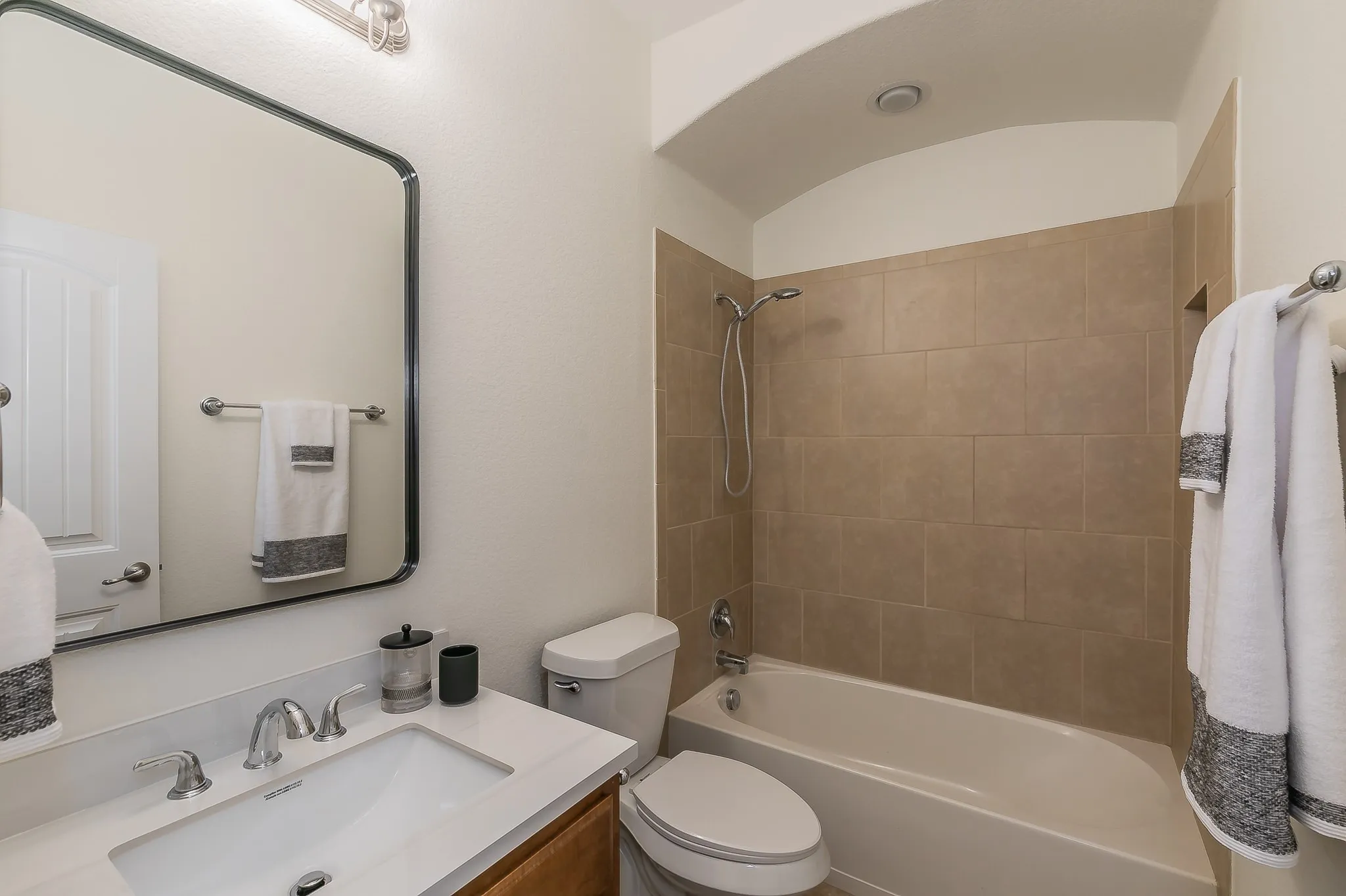 Single Family Residence For Sale in Tarrant County , 5115 Prestwick Drive, Arlington, Texas 76001, 3 Bedroom, 2 Bathroom, 2 Garage spaces, 2,002 Sqft, built in 2013, mls#21343138, Real Estate Agent in Arlington, Homes For Sale in Tarrant county, Homes For Sale in Arlington, Realtor in Arlington Texas, Real Estate Brokerage Independent Realty Texas, Luminita Cordes Realtor