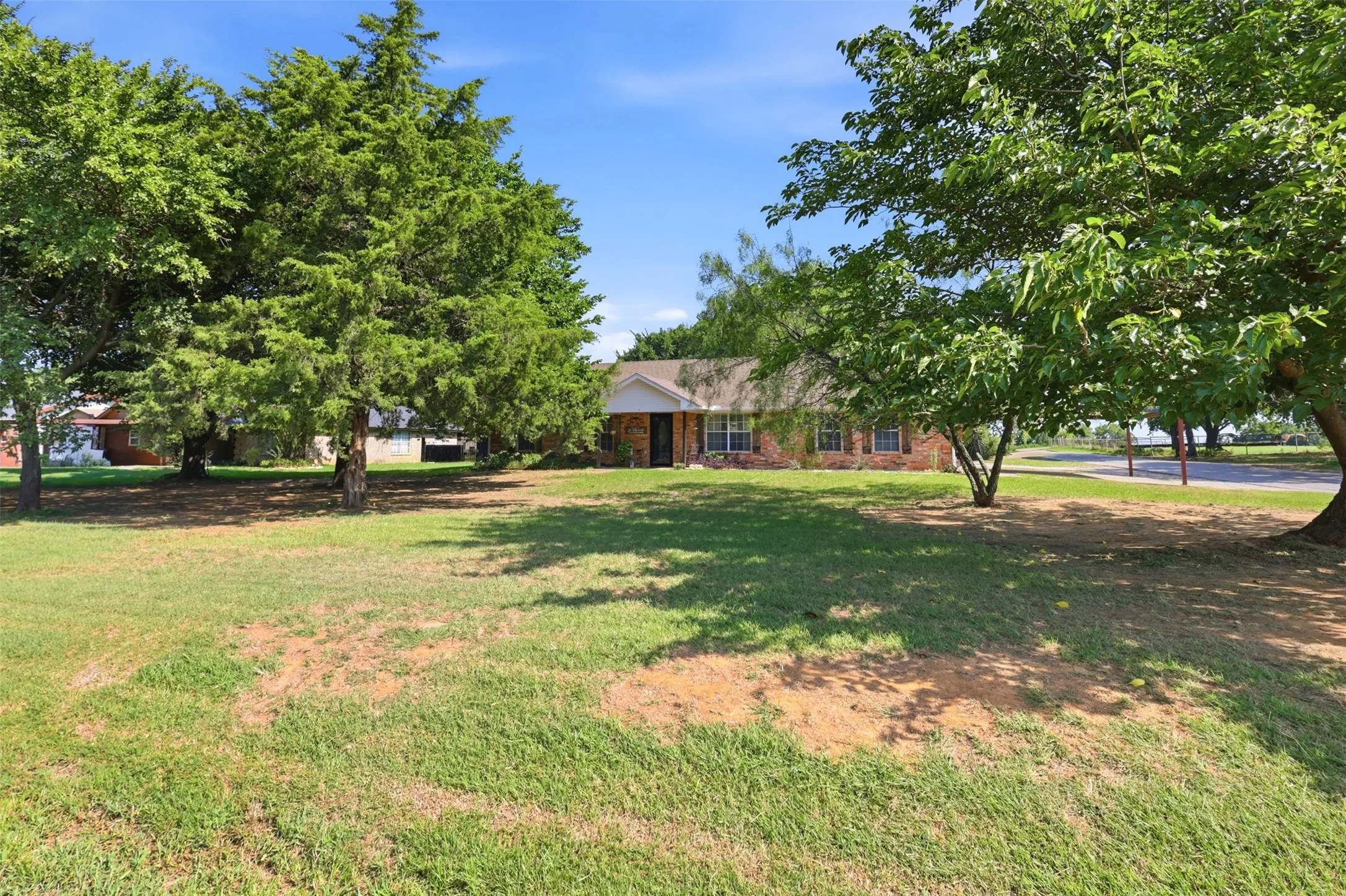 Single Family Residence For Sale in Parker County , 1115 E 6th Street, Springtown, Texas 76082, 4 Bedroom, 2 Bathroom, Garage spaces, 1,953 Sqft, built in 2000, mls#21342970, Real Estate Agent in Springtown, Homes For Sale in Parker county, Homes For Sale in Springtown, Realtor in Springtown Texas, Real Estate Brokerage Independent Realty Texas, Luminita Cordes Realtor