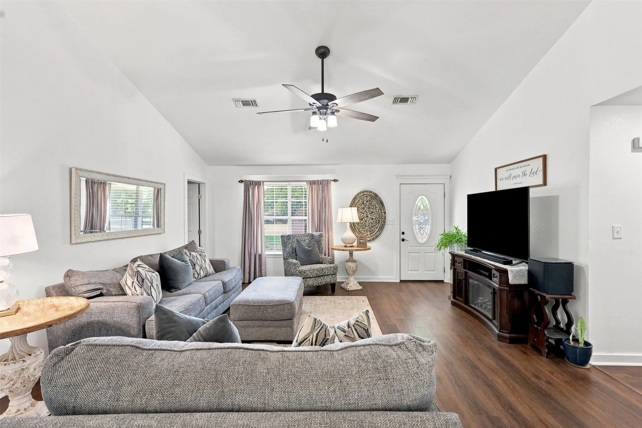 Single Family Residence For Sale in Parker County , 1115 E 6th Street, Springtown, Texas 76082, 4 Bedroom, 2 Bathroom, Garage spaces, 1,953 Sqft, built in 2000, mls#21342970, Real Estate Agent in Springtown, Homes For Sale in Parker county, Homes For Sale in Springtown, Realtor in Springtown Texas, Real Estate Brokerage Independent Realty Texas, Luminita Cordes Realtor