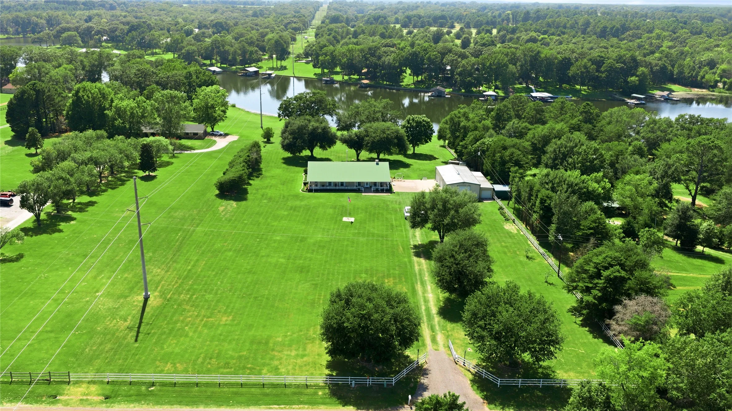 Single Family Residence For Sale in Henderson County , 1682 County Road 4825, Athens, Texas 75751, 3 Bedroom, 2 Bathroom, 3 Garage spaces, 2,088 Sqft, built in 1999, mls#21340062, Real Estate Agent in Athens, Homes For Sale in Henderson county, Homes For Sale in Athens, Realtor in Athens Texas, Real Estate Brokerage Independent Realty Texas, Luminita Cordes Realtor