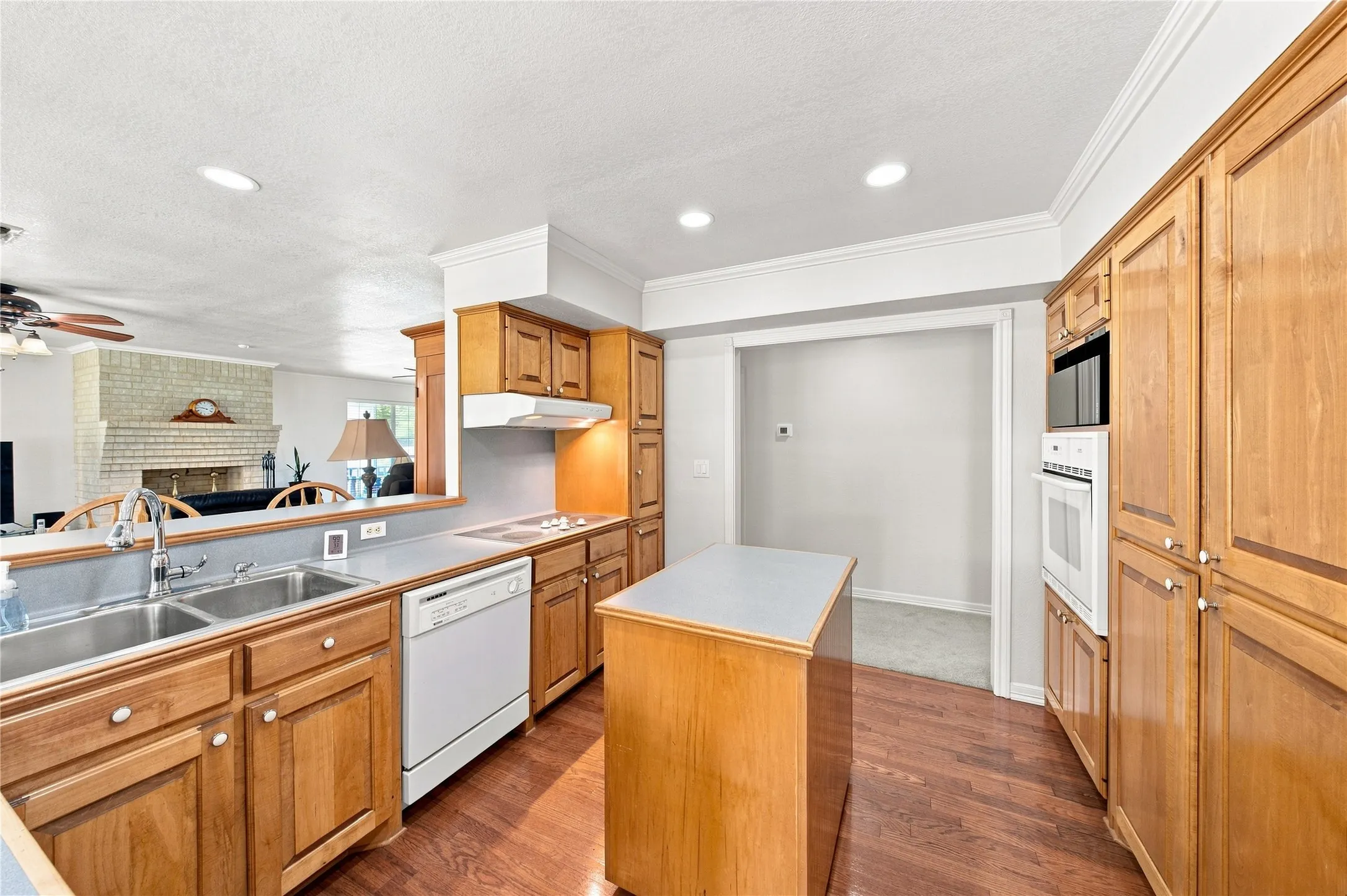 Single Family Residence For Sale in Henderson County , 1682 County Road 4825, Athens, Texas 75751, 3 Bedroom, 2 Bathroom, 3 Garage spaces, 2,088 Sqft, built in 1999, mls#21340062, Real Estate Agent in Athens, Homes For Sale in Henderson county, Homes For Sale in Athens, Realtor in Athens Texas, Real Estate Brokerage Independent Realty Texas, Luminita Cordes Realtor