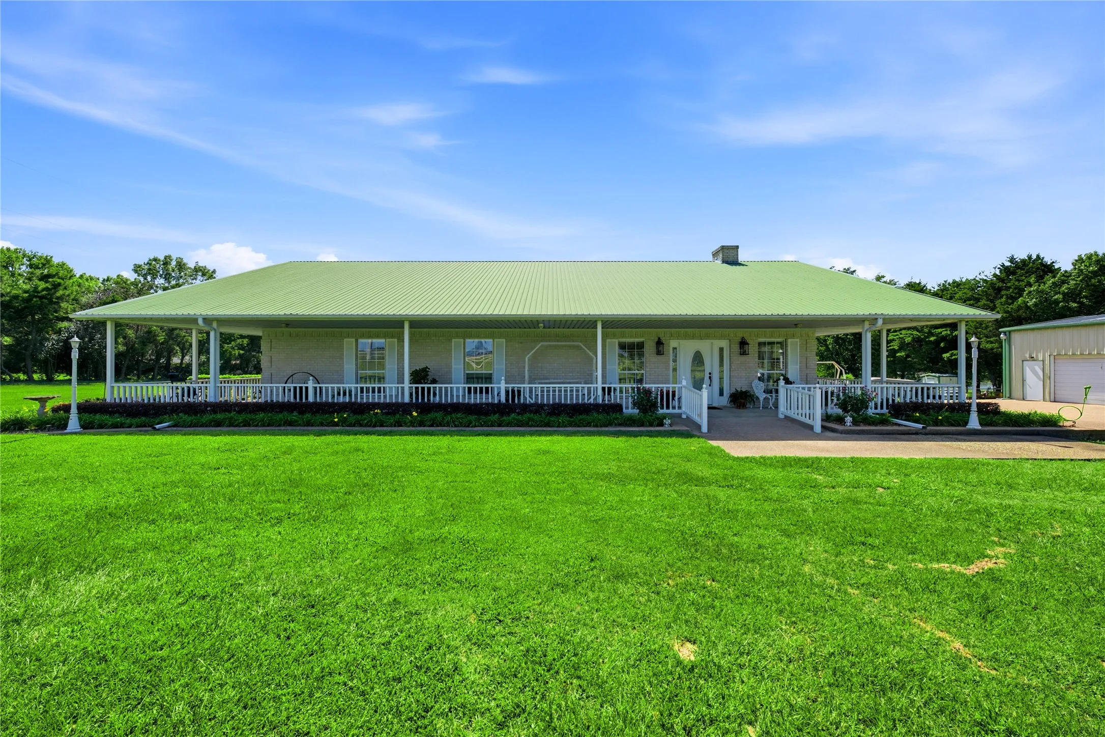 Single Family Residence For Sale in Henderson County , 1682 County Road 4825, Athens, Texas 75751, 3 Bedroom, 2 Bathroom, 3 Garage spaces, 2,088 Sqft, built in 1999, mls#21340062, Real Estate Agent in Athens, Homes For Sale in Henderson county, Homes For Sale in Athens, Realtor in Athens Texas, Real Estate Brokerage Independent Realty Texas, Luminita Cordes Realtor