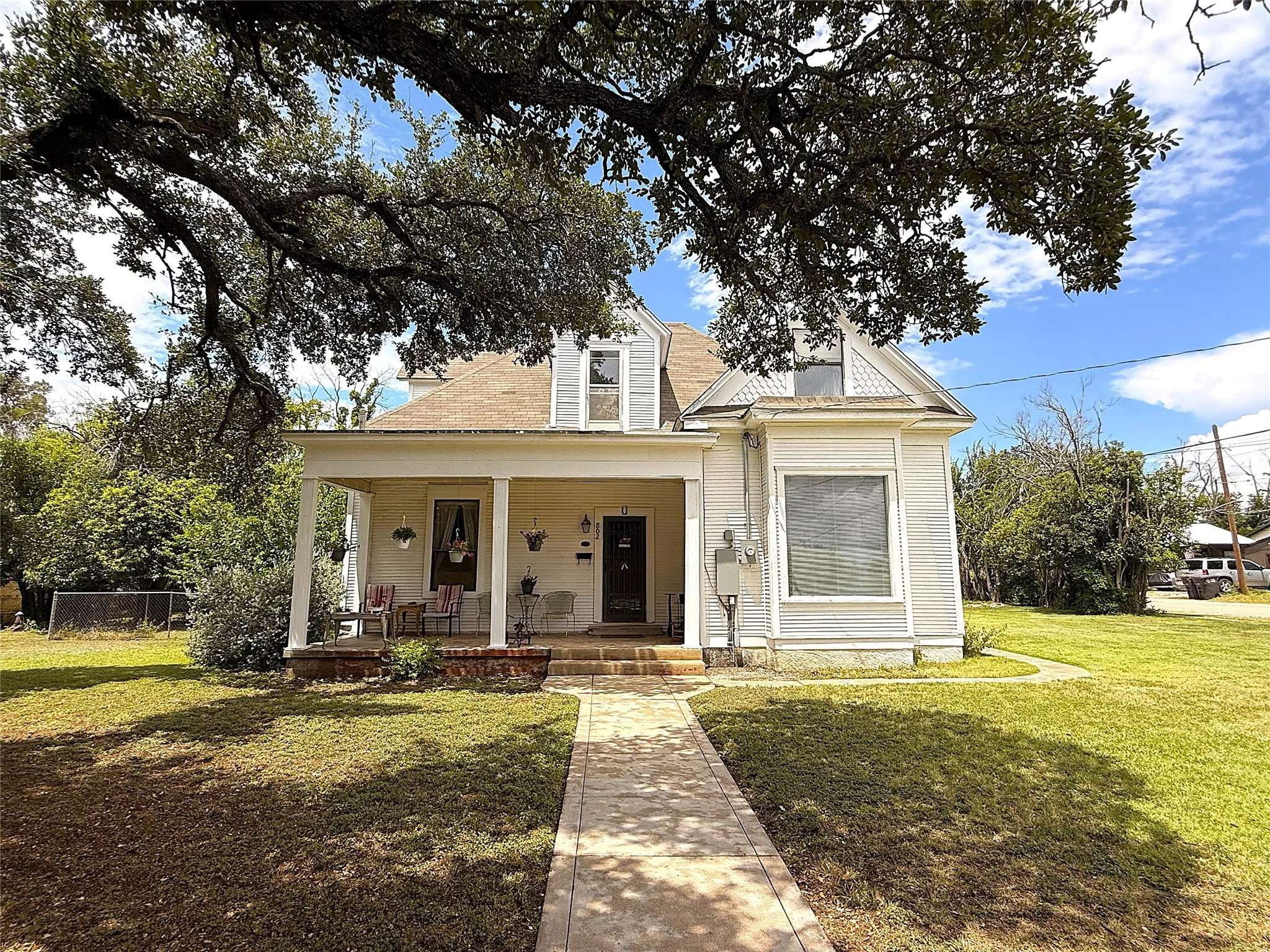 Single Family Residence For Sale in Mc Culloch County , 802 S Willow Street, Brady, Texas 76825, 3 Bedroom, 2 Bathroom, 2 Garage spaces, 2,000 Sqft, built in 1955, mls#21342459, Real Estate Agent in Brady, Homes For Sale in Mc Culloch county, Homes For Sale in Brady, Realtor in Brady Texas, Real Estate Brokerage Independent Realty Texas, Luminita Cordes Realtor
