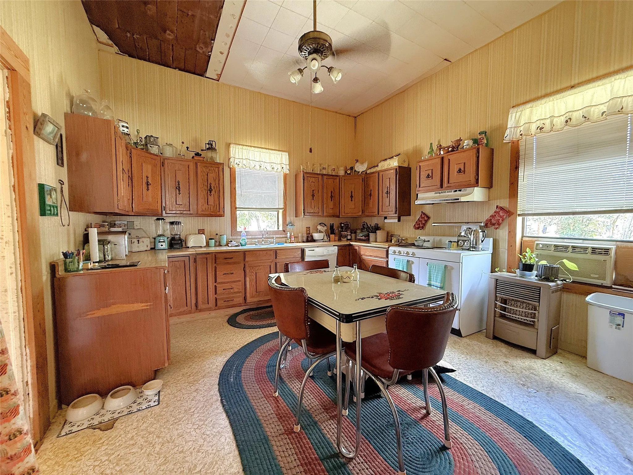 Single Family Residence For Sale in Mc Culloch County , 802 S Willow Street, Brady, Texas 76825, 3 Bedroom, 2 Bathroom, 2 Garage spaces, 2,000 Sqft, built in 1955, mls#21342459, Real Estate Agent in Brady, Homes For Sale in Mc Culloch county, Homes For Sale in Brady, Realtor in Brady Texas, Real Estate Brokerage Independent Realty Texas, Luminita Cordes Realtor