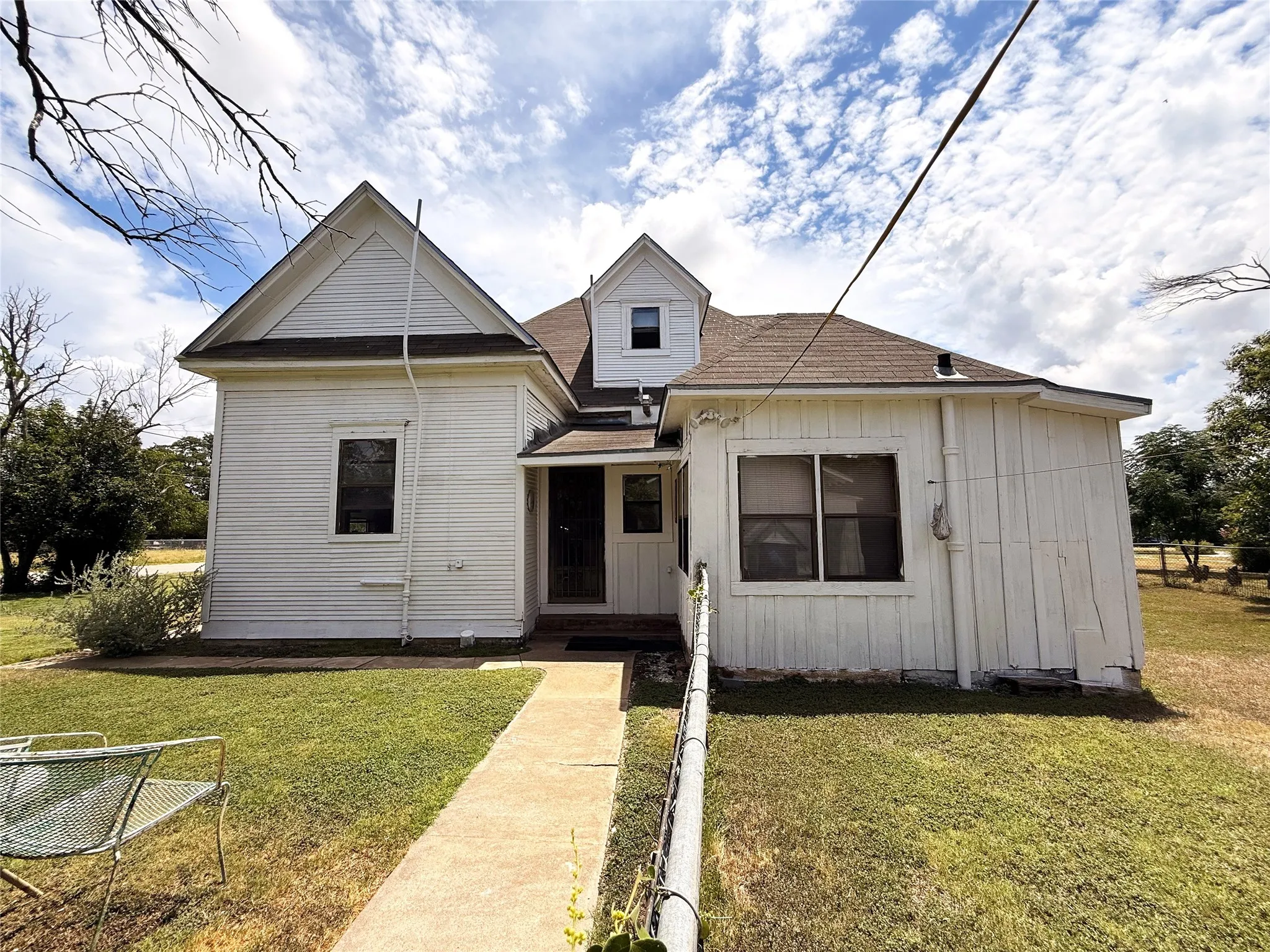 Single Family Residence For Sale in Mc Culloch County , 802 S Willow Street, Brady, Texas 76825, 3 Bedroom, 2 Bathroom, 2 Garage spaces, 2,000 Sqft, built in 1955, mls#21342459, Real Estate Agent in Brady, Homes For Sale in Mc Culloch county, Homes For Sale in Brady, Realtor in Brady Texas, Real Estate Brokerage Independent Realty Texas, Luminita Cordes Realtor