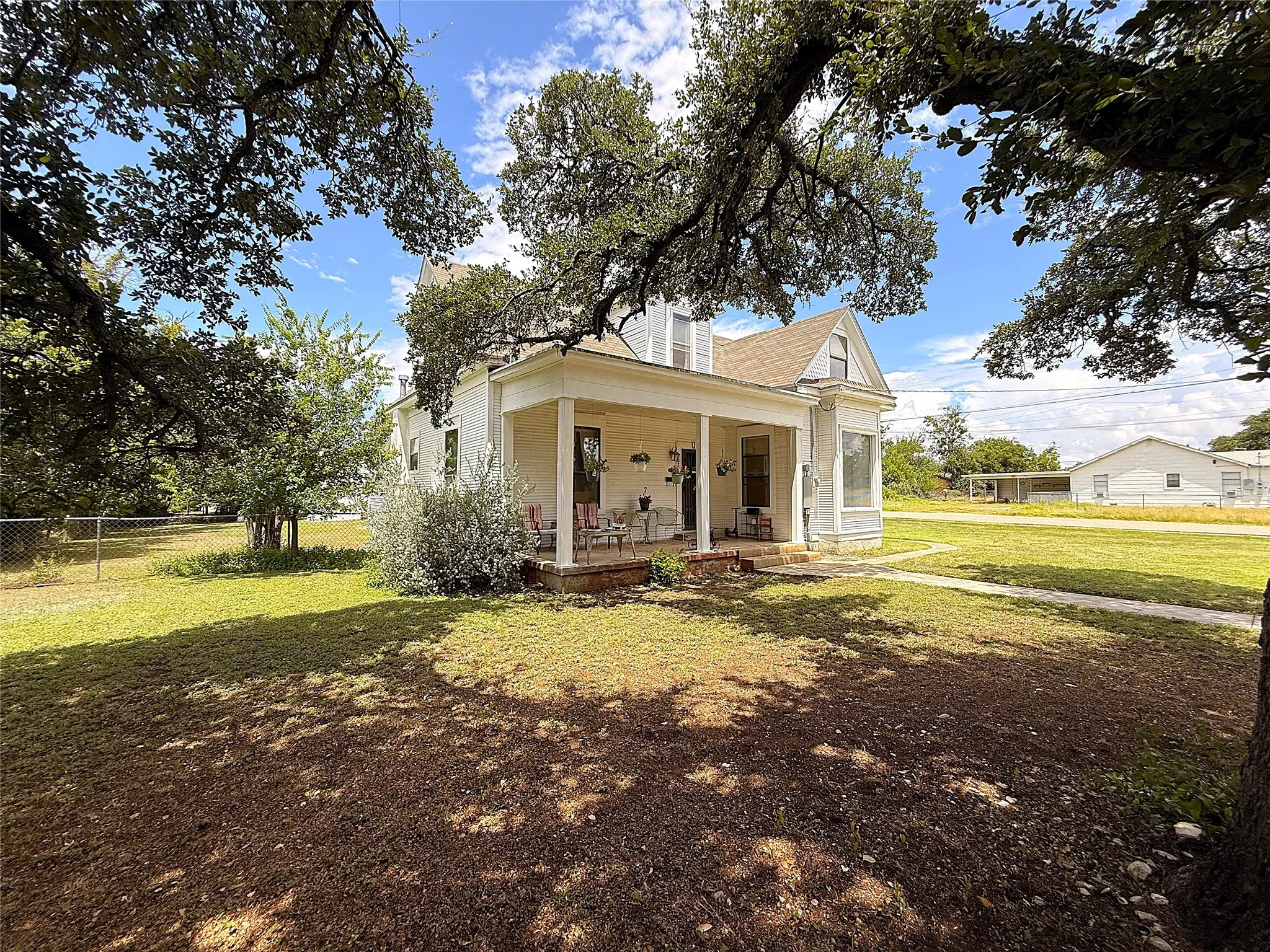 Single Family Residence For Sale in Mc Culloch County , 802 S Willow Street, Brady, Texas 76825, 3 Bedroom, 2 Bathroom, 2 Garage spaces, 2,000 Sqft, built in 1955, mls#21342459, Real Estate Agent in Brady, Homes For Sale in Mc Culloch county, Homes For Sale in Brady, Realtor in Brady Texas, Real Estate Brokerage Independent Realty Texas, Luminita Cordes Realtor