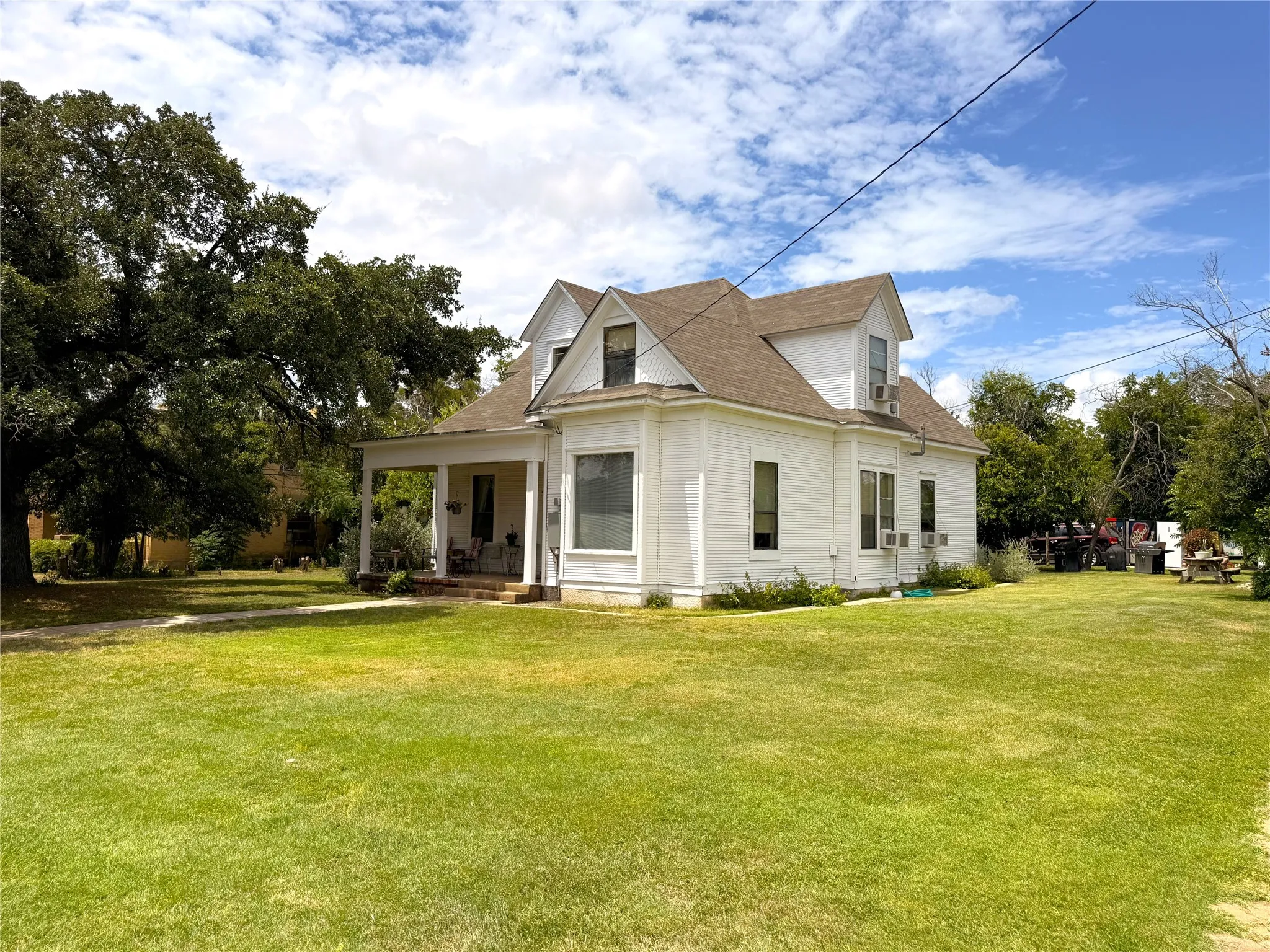 Single Family Residence For Sale in Mc Culloch County , 802 S Willow Street, Brady, Texas 76825, 3 Bedroom, 2 Bathroom, 2 Garage spaces, 2,000 Sqft, built in 1955, mls#21342459, Real Estate Agent in Brady, Homes For Sale in Mc Culloch county, Homes For Sale in Brady, Realtor in Brady Texas, Real Estate Brokerage Independent Realty Texas, Luminita Cordes Realtor