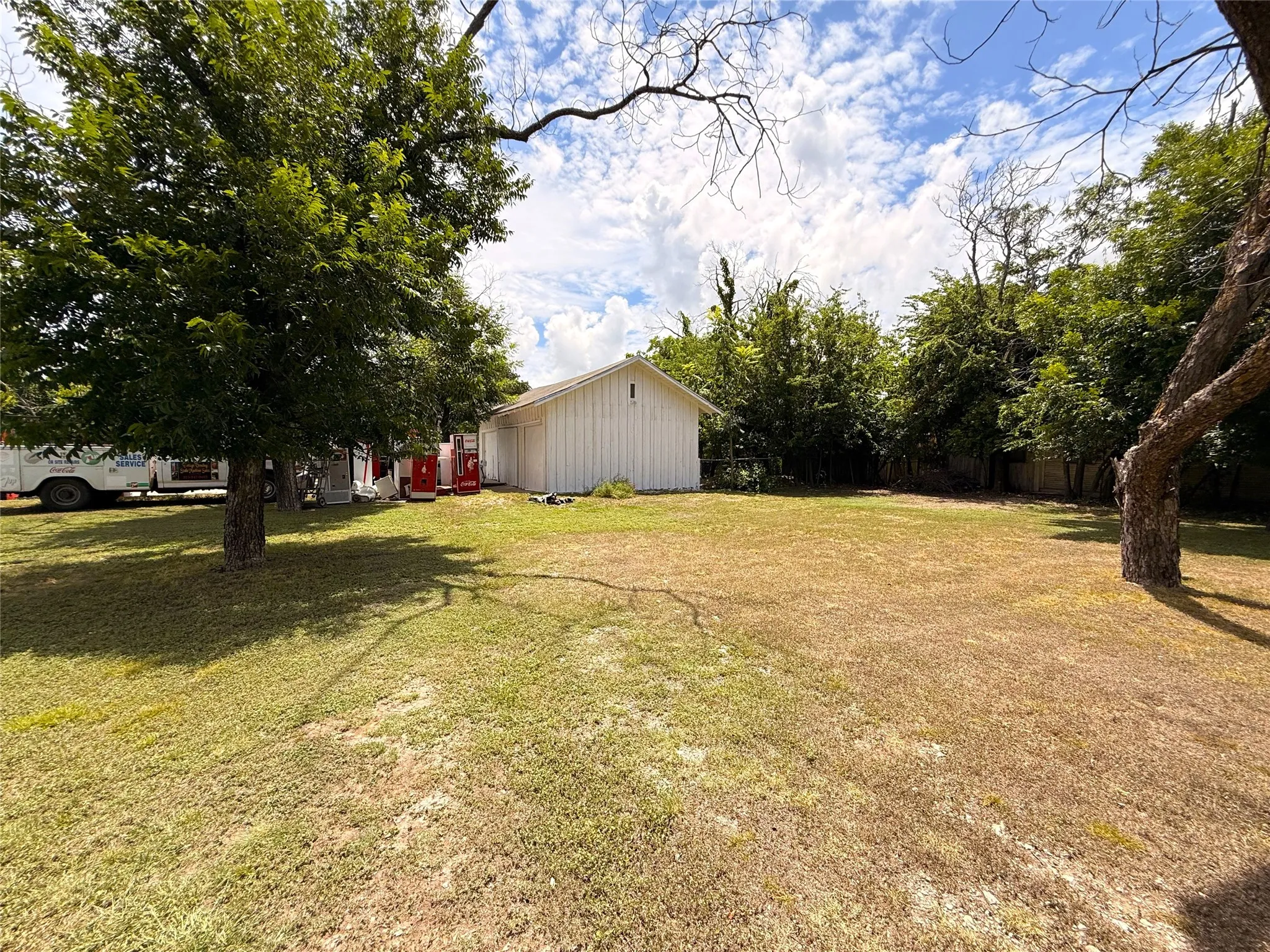 Single Family Residence For Sale in Mc Culloch County , 802 S Willow Street, Brady, Texas 76825, 3 Bedroom, 2 Bathroom, 2 Garage spaces, 2,000 Sqft, built in 1955, mls#21342459, Real Estate Agent in Brady, Homes For Sale in Mc Culloch county, Homes For Sale in Brady, Realtor in Brady Texas, Real Estate Brokerage Independent Realty Texas, Luminita Cordes Realtor