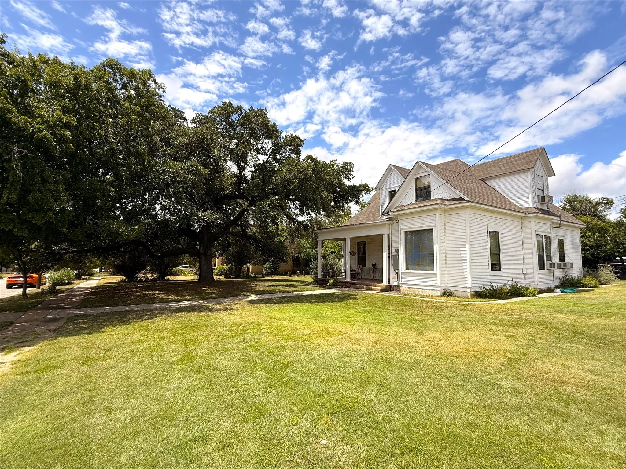 Single Family Residence For Sale in Mc Culloch County , 802 S Willow Street, Brady, Texas 76825, 3 Bedroom, 2 Bathroom, 2 Garage spaces, 2,000 Sqft, built in 1955, mls#21342459, Real Estate Agent in Brady, Homes For Sale in Mc Culloch county, Homes For Sale in Brady, Realtor in Brady Texas, Real Estate Brokerage Independent Realty Texas, Luminita Cordes Realtor