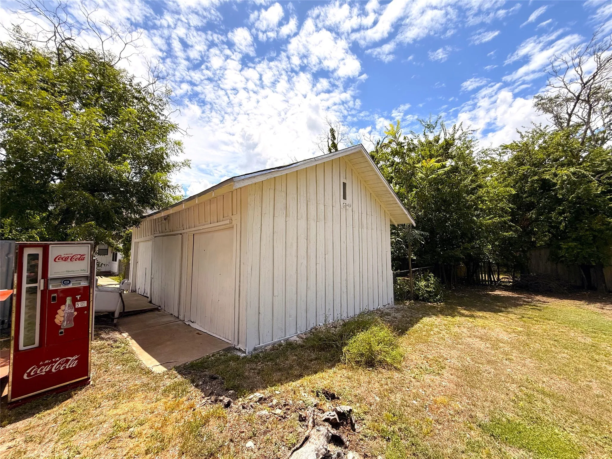 Single Family Residence For Sale in Mc Culloch County , 802 S Willow Street, Brady, Texas 76825, 3 Bedroom, 2 Bathroom, 2 Garage spaces, 2,000 Sqft, built in 1955, mls#21342459, Real Estate Agent in Brady, Homes For Sale in Mc Culloch county, Homes For Sale in Brady, Realtor in Brady Texas, Real Estate Brokerage Independent Realty Texas, Luminita Cordes Realtor