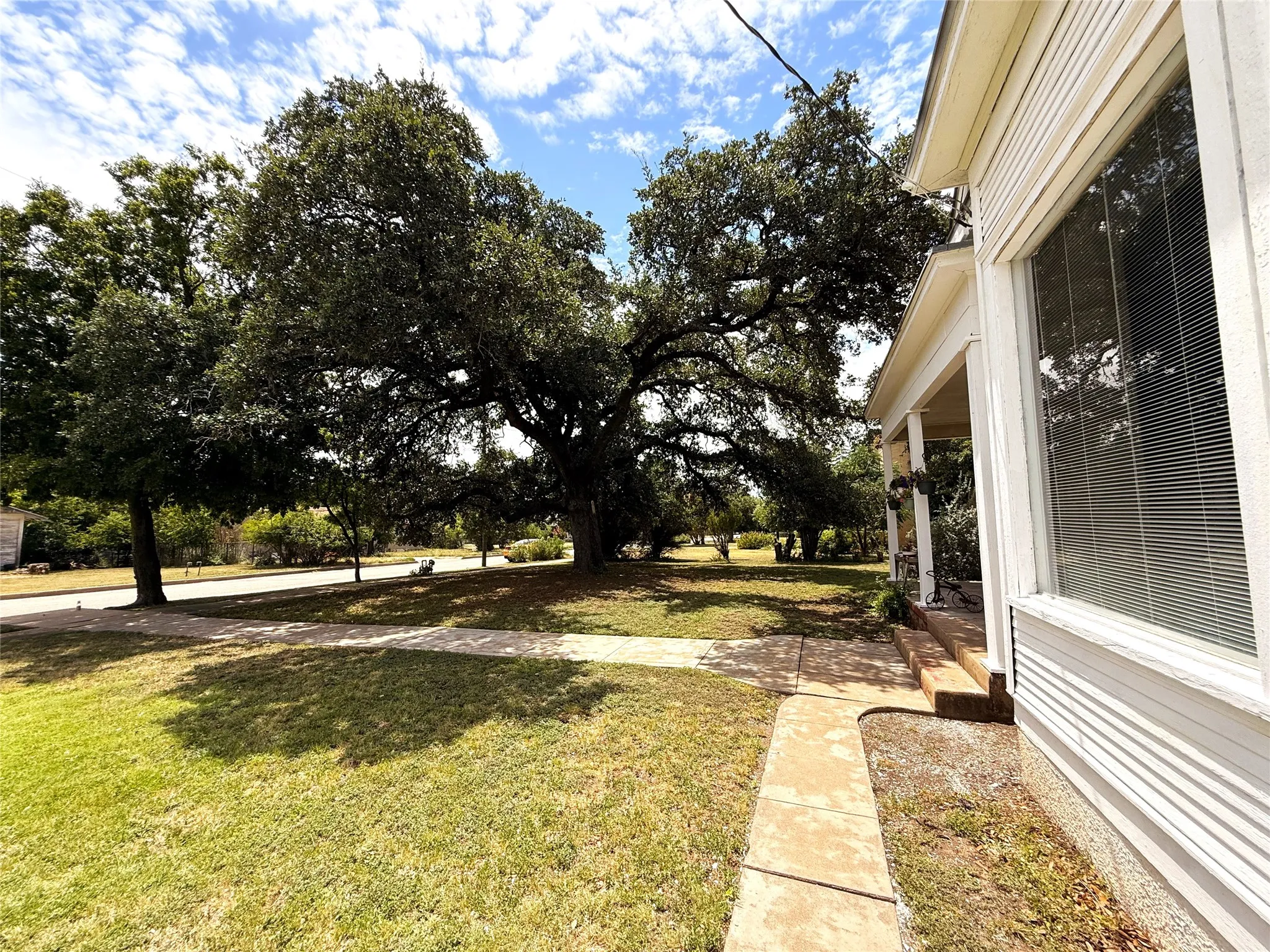 Single Family Residence For Sale in Mc Culloch County , 802 S Willow Street, Brady, Texas 76825, 3 Bedroom, 2 Bathroom, 2 Garage spaces, 2,000 Sqft, built in 1955, mls#21342459, Real Estate Agent in Brady, Homes For Sale in Mc Culloch county, Homes For Sale in Brady, Realtor in Brady Texas, Real Estate Brokerage Independent Realty Texas, Luminita Cordes Realtor