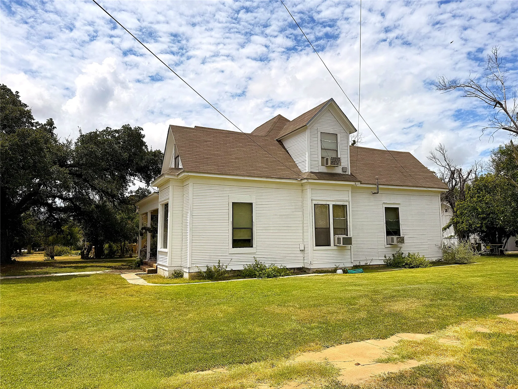 Single Family Residence For Sale in Mc Culloch County , 802 S Willow Street, Brady, Texas 76825, 3 Bedroom, 2 Bathroom, 2 Garage spaces, 2,000 Sqft, built in 1955, mls#21342459, Real Estate Agent in Brady, Homes For Sale in Mc Culloch county, Homes For Sale in Brady, Realtor in Brady Texas, Real Estate Brokerage Independent Realty Texas, Luminita Cordes Realtor