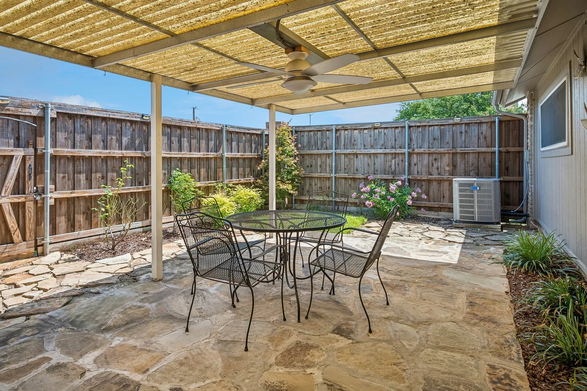Townhouse For Sale in Dallas County , 9629 Highland View Drive, Dallas, Texas 75238, 2 Bedroom, 2 Bathroom, 2 Garage spaces, 1,255 Sqft, built in 1973, mls#21343158, Real Estate Agent in Dallas, Homes For Sale in Dallas county, Homes For Sale in Dallas, Realtor in Dallas Texas, Real Estate Brokerage Independent Realty Texas, Luminita Cordes Realtor