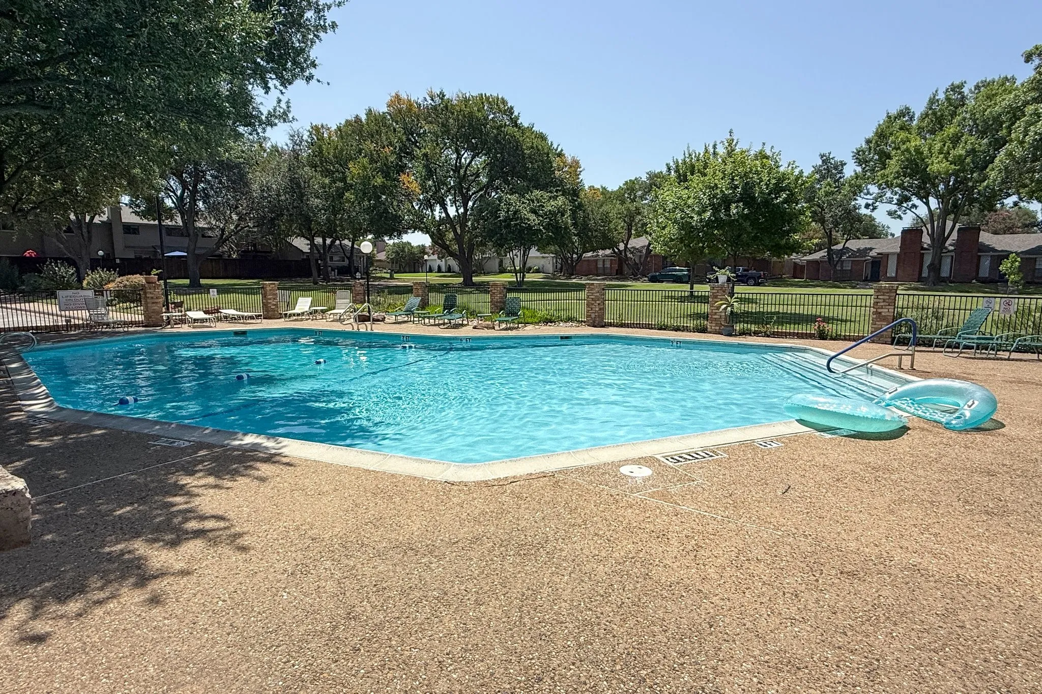 Townhouse For Sale in Dallas County , 9629 Highland View Drive, Dallas, Texas 75238, 2 Bedroom, 2 Bathroom, 2 Garage spaces, 1,255 Sqft, built in 1973, mls#21343158, Real Estate Agent in Dallas, Homes For Sale in Dallas county, Homes For Sale in Dallas, Realtor in Dallas Texas, Real Estate Brokerage Independent Realty Texas, Luminita Cordes Realtor