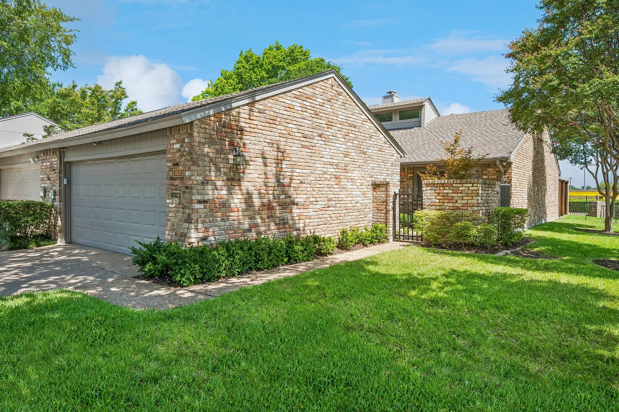 Townhouse For Sale in Dallas County , 9629 Highland View Drive, Dallas, Texas 75238, 2 Bedroom, 2 Bathroom, 2 Garage spaces, 1,255 Sqft, built in 1973, mls#21343158, Real Estate Agent in Dallas, Homes For Sale in Dallas county, Homes For Sale in Dallas, Realtor in Dallas Texas, Real Estate Brokerage Independent Realty Texas, Luminita Cordes Realtor