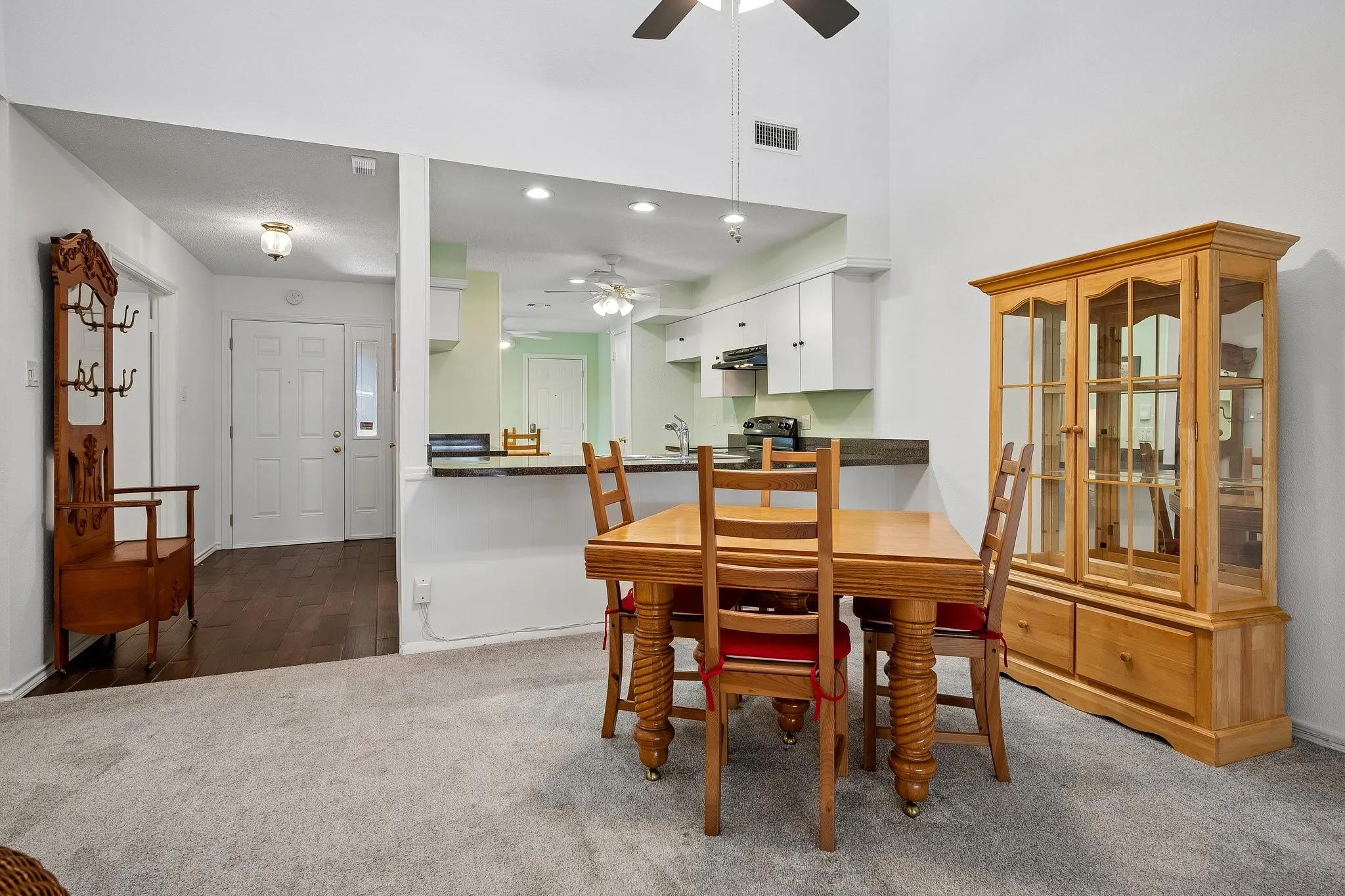 Townhouse For Sale in Dallas County , 9629 Highland View Drive, Dallas, Texas 75238, 2 Bedroom, 2 Bathroom, 2 Garage spaces, 1,255 Sqft, built in 1973, mls#21343158, Real Estate Agent in Dallas, Homes For Sale in Dallas county, Homes For Sale in Dallas, Realtor in Dallas Texas, Real Estate Brokerage Independent Realty Texas, Luminita Cordes Realtor