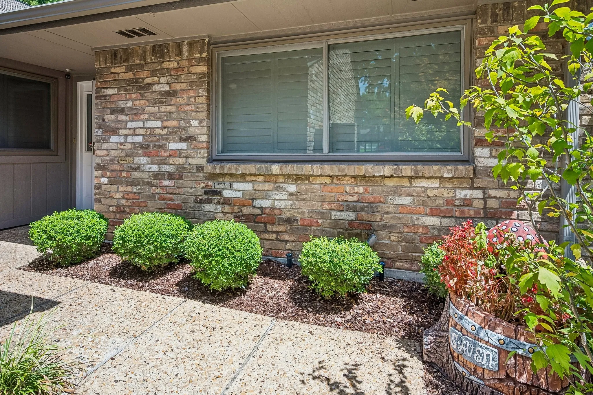 Townhouse For Sale in Dallas County , 9629 Highland View Drive, Dallas, Texas 75238, 2 Bedroom, 2 Bathroom, 2 Garage spaces, 1,255 Sqft, built in 1973, mls#21343158, Real Estate Agent in Dallas, Homes For Sale in Dallas county, Homes For Sale in Dallas, Realtor in Dallas Texas, Real Estate Brokerage Independent Realty Texas, Luminita Cordes Realtor