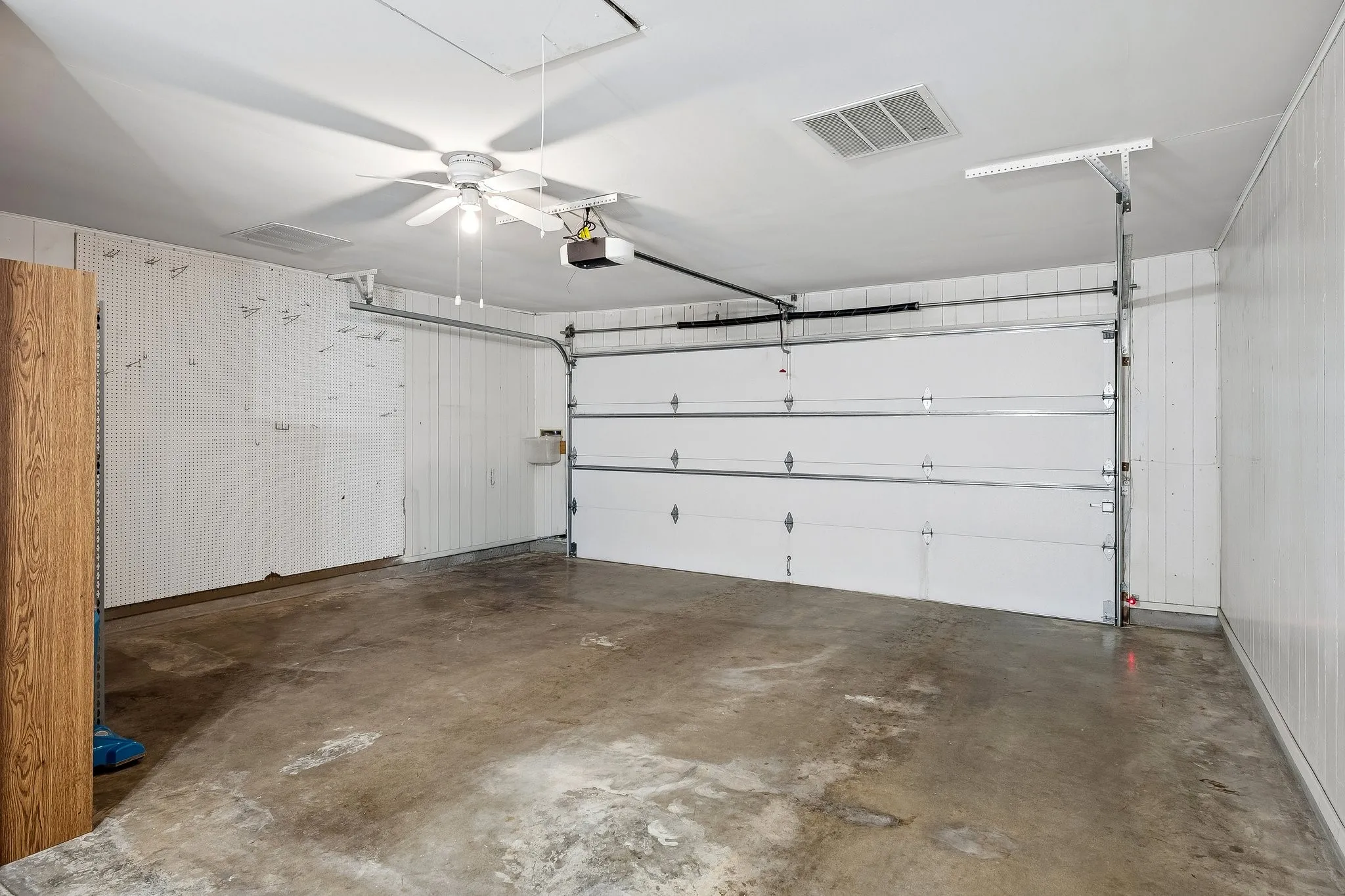 Townhouse For Sale in Dallas County , 9629 Highland View Drive, Dallas, Texas 75238, 2 Bedroom, 2 Bathroom, 2 Garage spaces, 1,255 Sqft, built in 1973, mls#21343158, Real Estate Agent in Dallas, Homes For Sale in Dallas county, Homes For Sale in Dallas, Realtor in Dallas Texas, Real Estate Brokerage Independent Realty Texas, Luminita Cordes Realtor