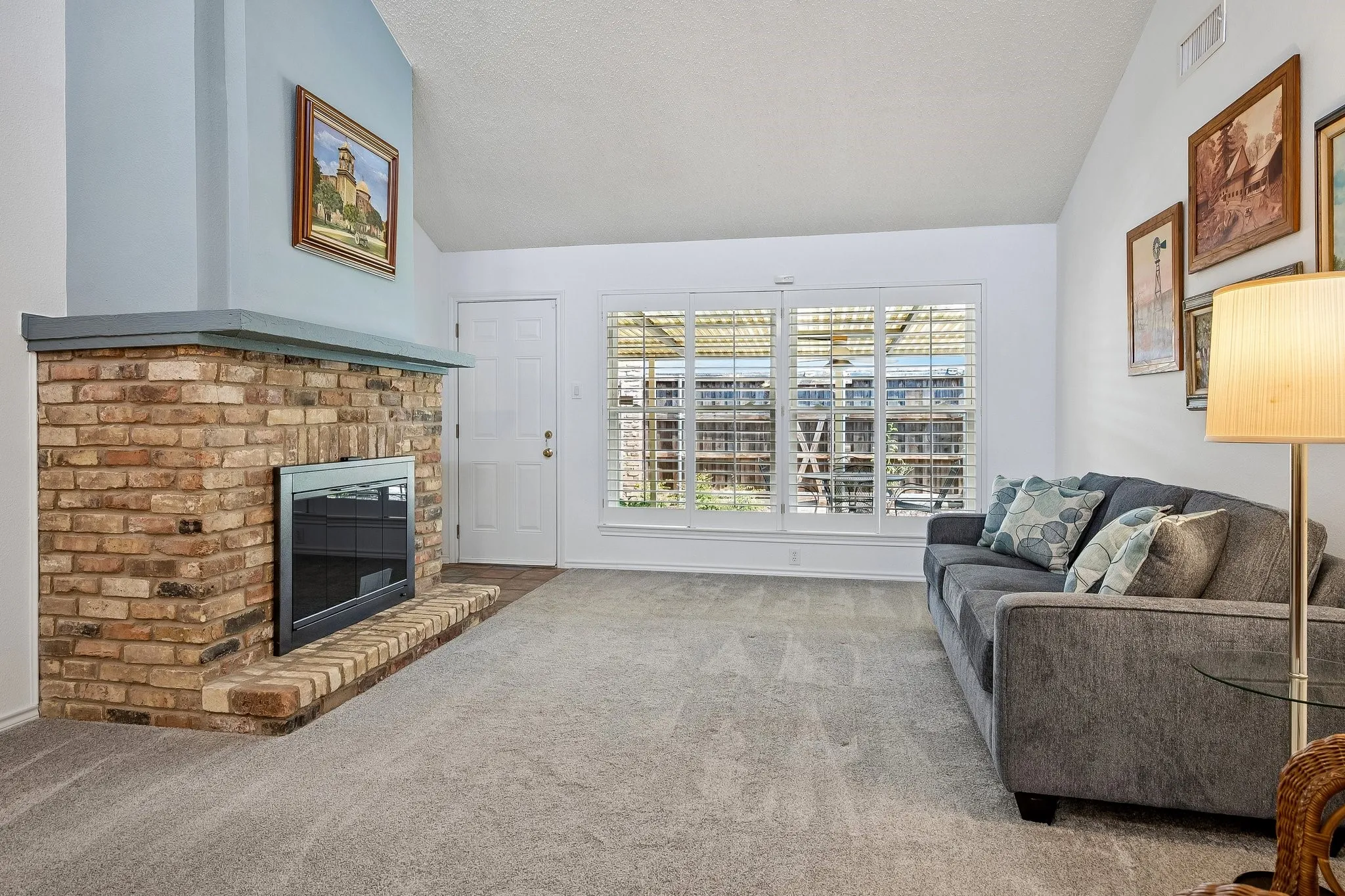 Townhouse For Sale in Dallas County , 9629 Highland View Drive, Dallas, Texas 75238, 2 Bedroom, 2 Bathroom, 2 Garage spaces, 1,255 Sqft, built in 1973, mls#21343158, Real Estate Agent in Dallas, Homes For Sale in Dallas county, Homes For Sale in Dallas, Realtor in Dallas Texas, Real Estate Brokerage Independent Realty Texas, Luminita Cordes Realtor
