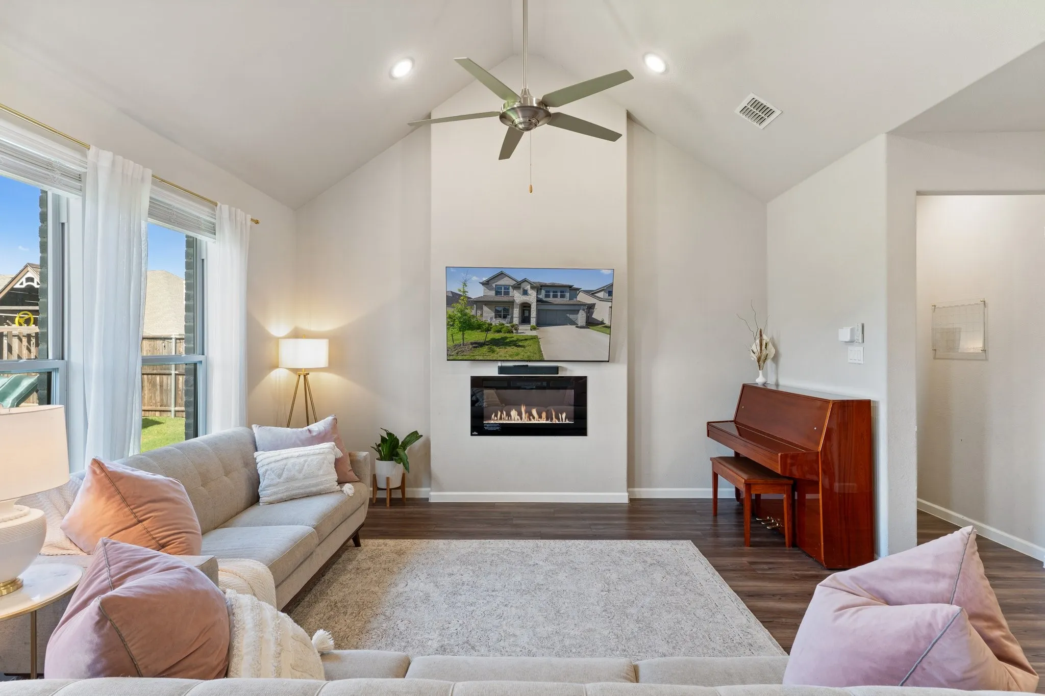 Single Family Residence For Rent in Collin County , 132 Chase Creek Drive, Lavon, Texas 75166, 4 Bedroom, 3 Bathroom, 2 Garage spaces, 2,950 Sqft, built in 2020, mls#21337796, Real Estate Agent in Lavon, Homes For Rent in Collin county, Homes For Rent in Lavon, Realtor in Lavon Texas, Real Estate Brokerage Independent Realty Texas, Luminita Cordes Realtor