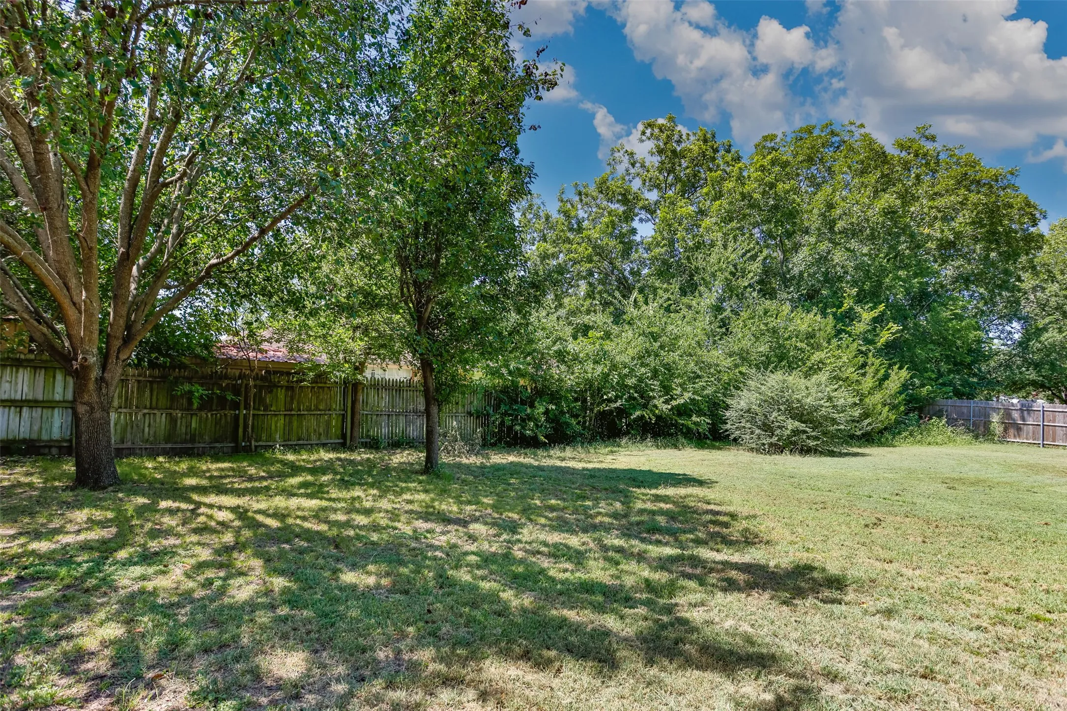 Single Family Residence For Sale in Cooke County , 1423 S Howeth Street, Gainesville, Texas 76240, 3 Bedroom, 2 Bathroom, 2 Garage spaces, 1,804 Sqft, built in 2002, mls#21342729, Real Estate Agent in Gainesville, Homes For Sale in Cooke county, Homes For Sale in Gainesville, Realtor in Gainesville Texas, Real Estate Brokerage Independent Realty Texas, Luminita Cordes Realtor