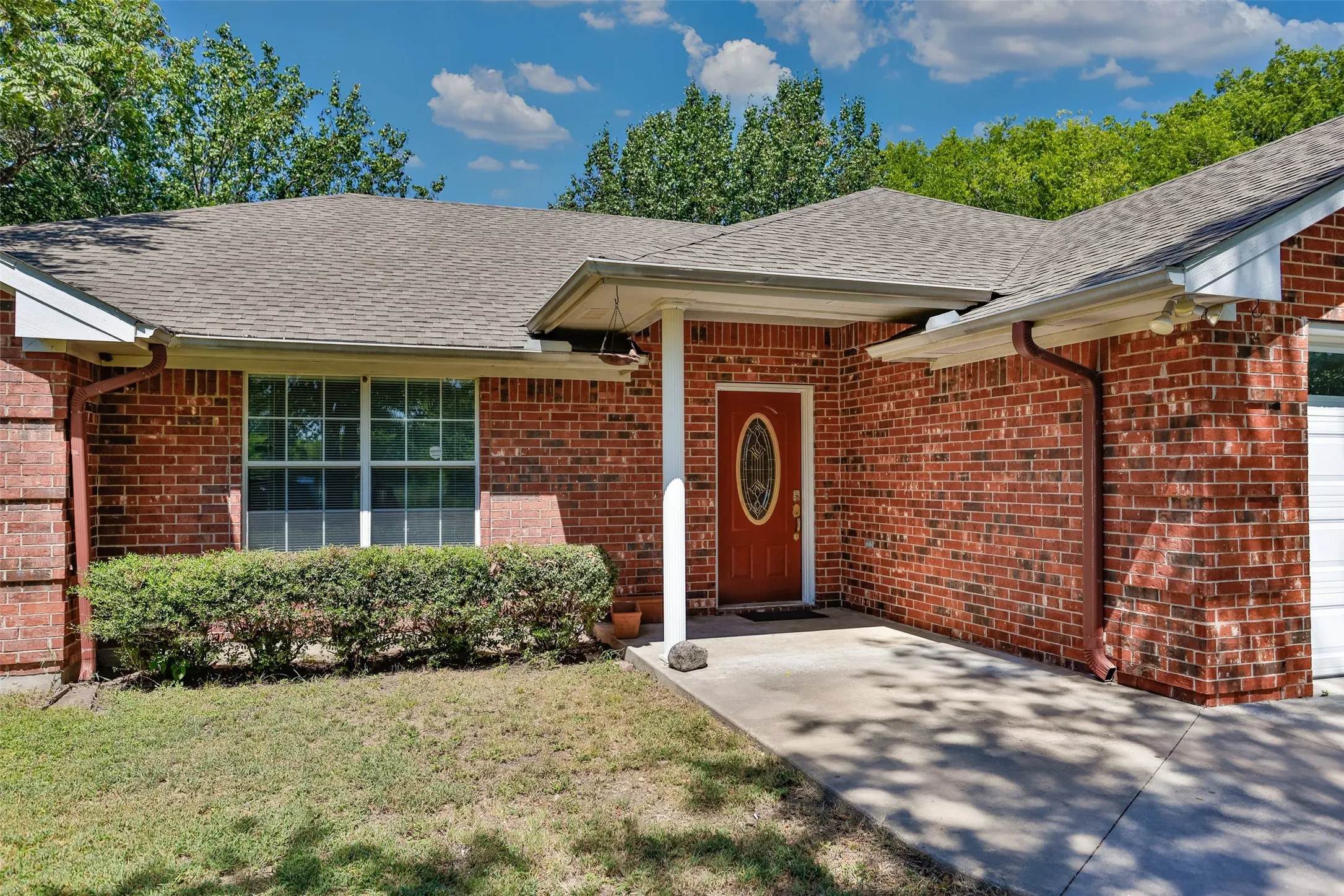 Single Family Residence For Sale in Cooke County , 1423 S Howeth Street, Gainesville, Texas 76240, 3 Bedroom, 2 Bathroom, 2 Garage spaces, 1,804 Sqft, built in 2002, mls#21342729, Real Estate Agent in Gainesville, Homes For Sale in Cooke county, Homes For Sale in Gainesville, Realtor in Gainesville Texas, Real Estate Brokerage Independent Realty Texas, Luminita Cordes Realtor