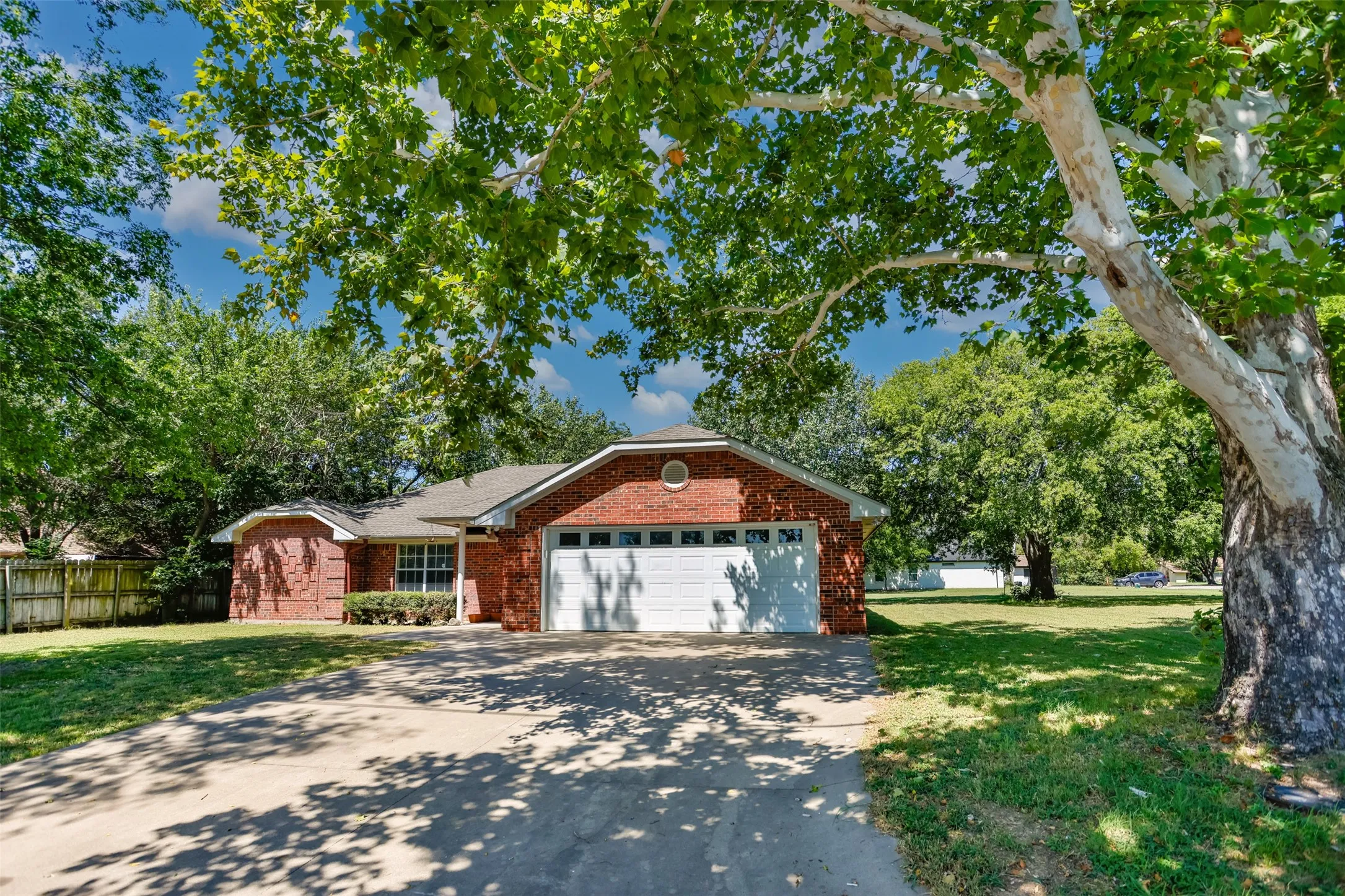 Single Family Residence For Sale in Cooke County , 1423 S Howeth Street, Gainesville, Texas 76240, 3 Bedroom, 2 Bathroom, 2 Garage spaces, 1,804 Sqft, built in 2002, mls#21342729, Real Estate Agent in Gainesville, Homes For Sale in Cooke county, Homes For Sale in Gainesville, Realtor in Gainesville Texas, Real Estate Brokerage Independent Realty Texas, Luminita Cordes Realtor