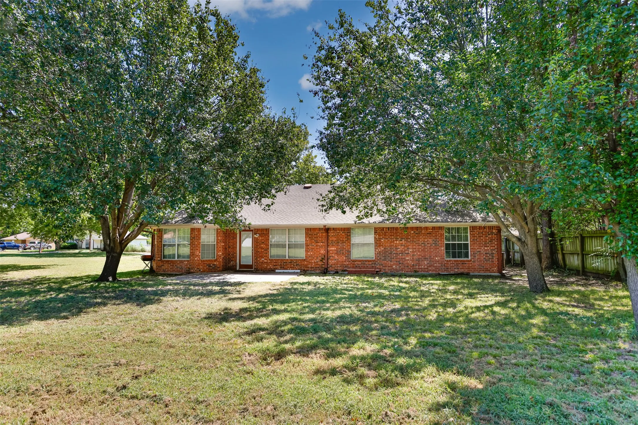 Single Family Residence For Sale in Cooke County , 1423 S Howeth Street, Gainesville, Texas 76240, 3 Bedroom, 2 Bathroom, 2 Garage spaces, 1,804 Sqft, built in 2002, mls#21342729, Real Estate Agent in Gainesville, Homes For Sale in Cooke county, Homes For Sale in Gainesville, Realtor in Gainesville Texas, Real Estate Brokerage Independent Realty Texas, Luminita Cordes Realtor