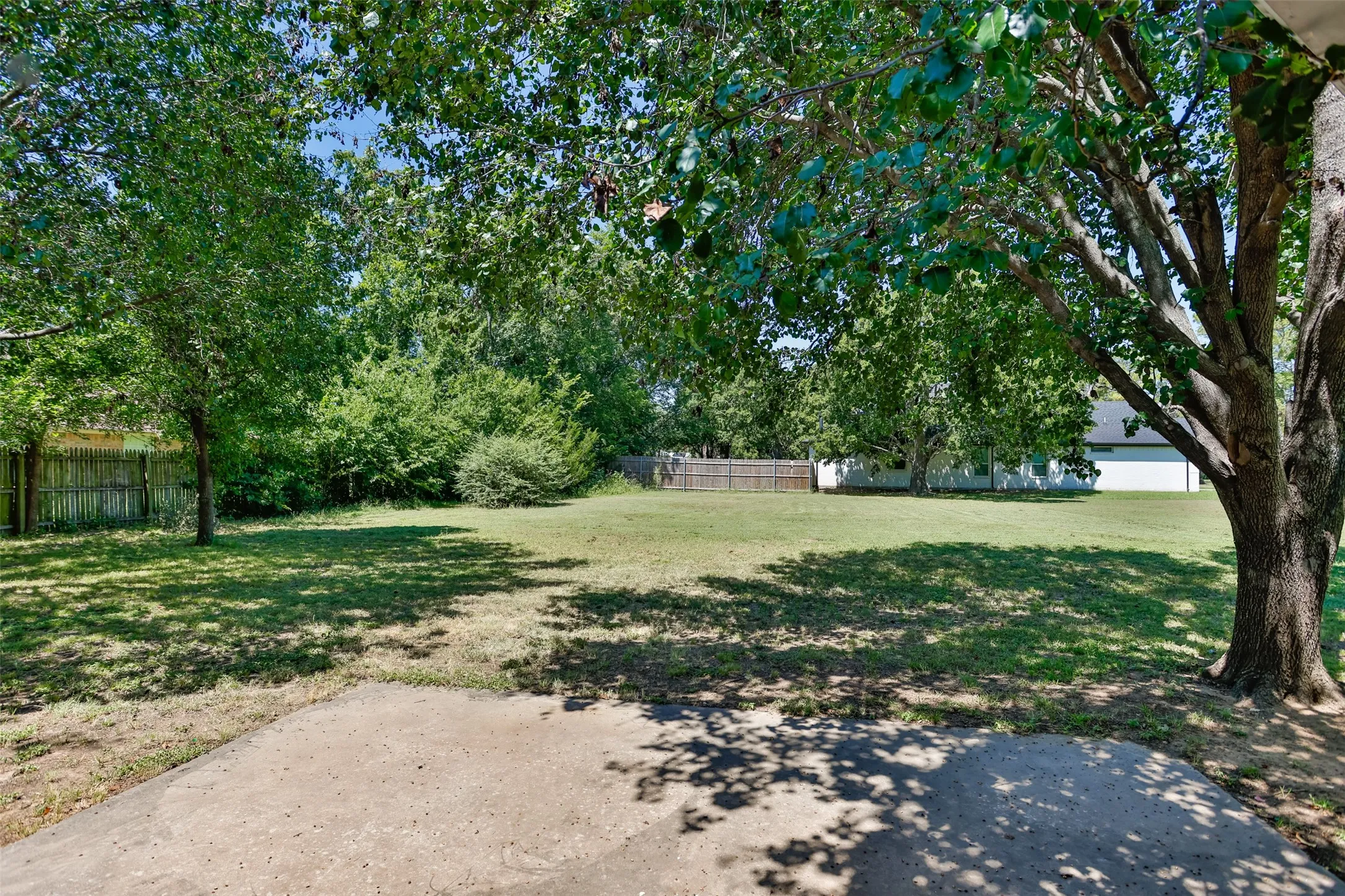 Single Family Residence For Sale in Cooke County , 1423 S Howeth Street, Gainesville, Texas 76240, 3 Bedroom, 2 Bathroom, 2 Garage spaces, 1,804 Sqft, built in 2002, mls#21342729, Real Estate Agent in Gainesville, Homes For Sale in Cooke county, Homes For Sale in Gainesville, Realtor in Gainesville Texas, Real Estate Brokerage Independent Realty Texas, Luminita Cordes Realtor