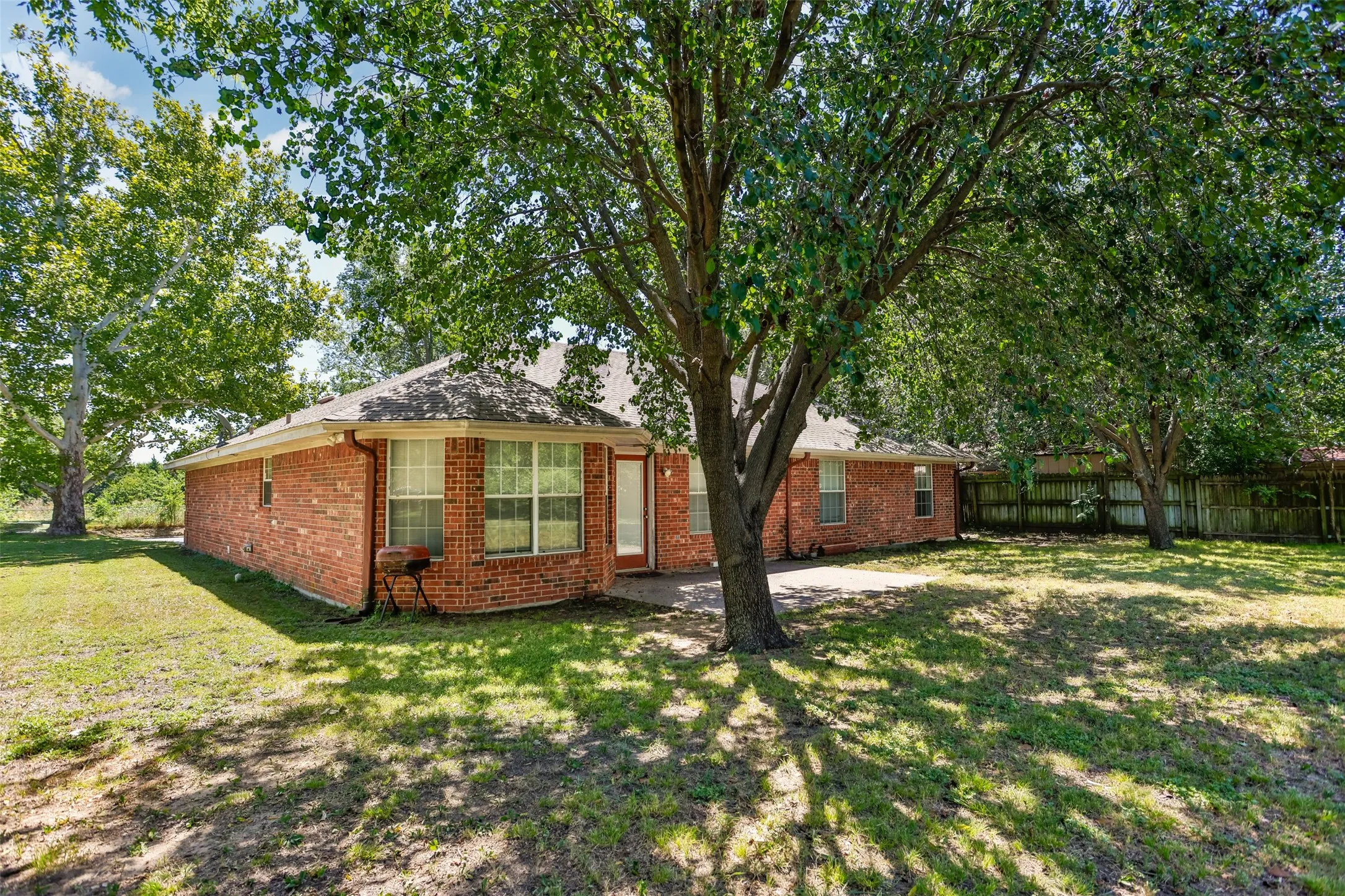 Single Family Residence For Sale in Cooke County , 1423 S Howeth Street, Gainesville, Texas 76240, 3 Bedroom, 2 Bathroom, 2 Garage spaces, 1,804 Sqft, built in 2002, mls#21342729, Real Estate Agent in Gainesville, Homes For Sale in Cooke county, Homes For Sale in Gainesville, Realtor in Gainesville Texas, Real Estate Brokerage Independent Realty Texas, Luminita Cordes Realtor