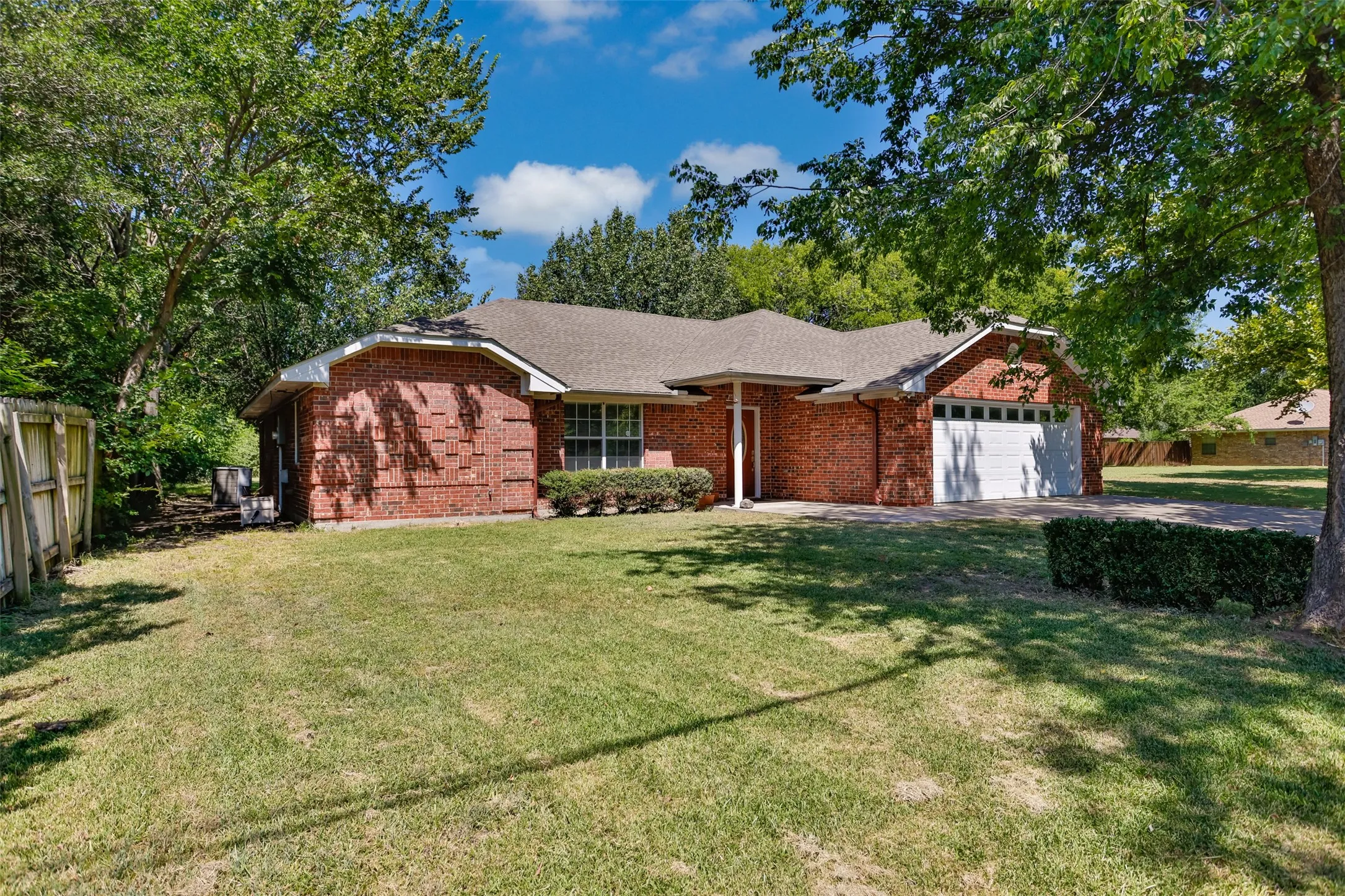 Single Family Residence For Sale in Cooke County , 1423 S Howeth Street, Gainesville, Texas 76240, 3 Bedroom, 2 Bathroom, 2 Garage spaces, 1,804 Sqft, built in 2002, mls#21342729, Real Estate Agent in Gainesville, Homes For Sale in Cooke county, Homes For Sale in Gainesville, Realtor in Gainesville Texas, Real Estate Brokerage Independent Realty Texas, Luminita Cordes Realtor