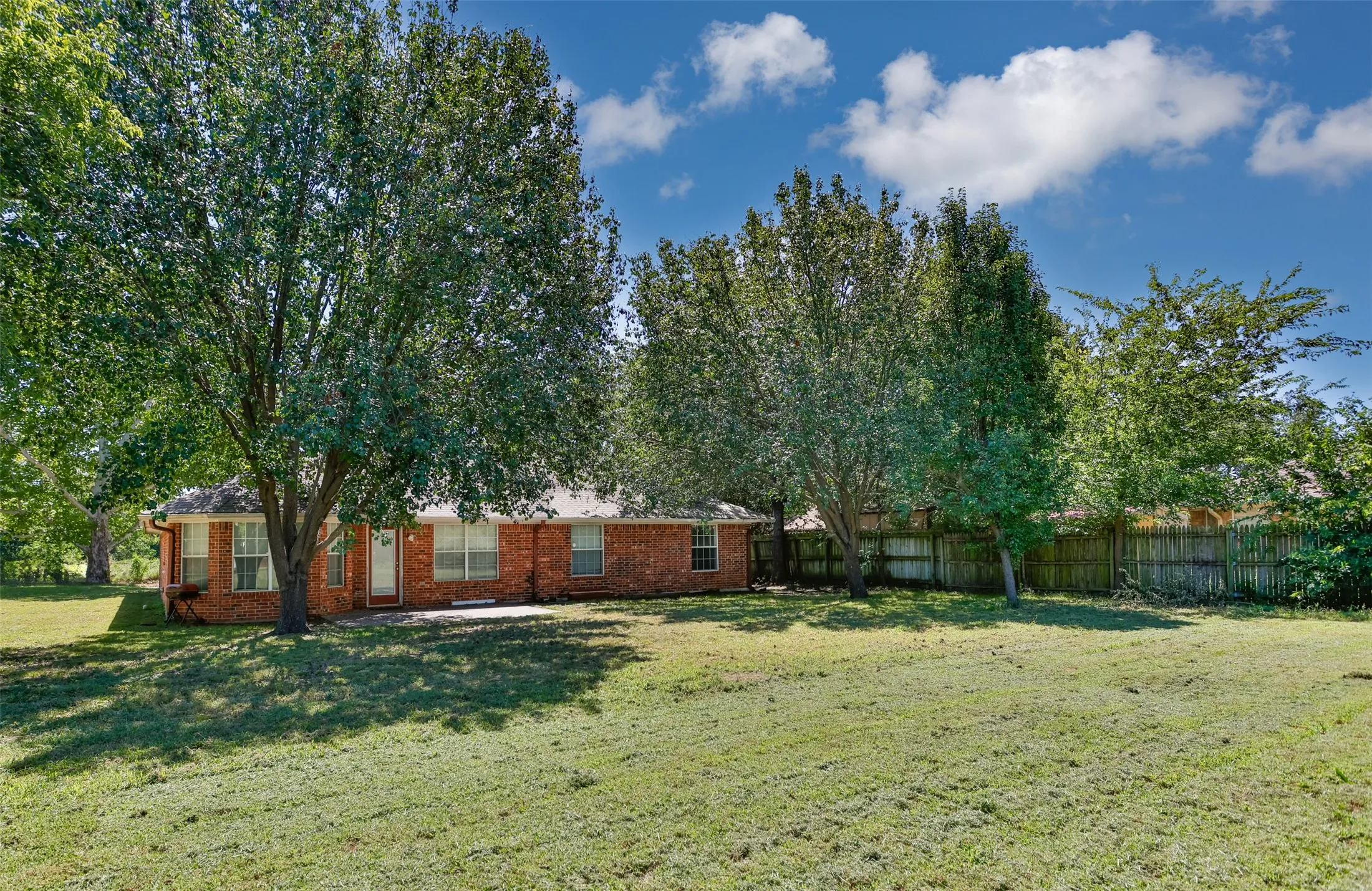 Single Family Residence For Sale in Cooke County , 1423 S Howeth Street, Gainesville, Texas 76240, 3 Bedroom, 2 Bathroom, 2 Garage spaces, 1,804 Sqft, built in 2002, mls#21342729, Real Estate Agent in Gainesville, Homes For Sale in Cooke county, Homes For Sale in Gainesville, Realtor in Gainesville Texas, Real Estate Brokerage Independent Realty Texas, Luminita Cordes Realtor