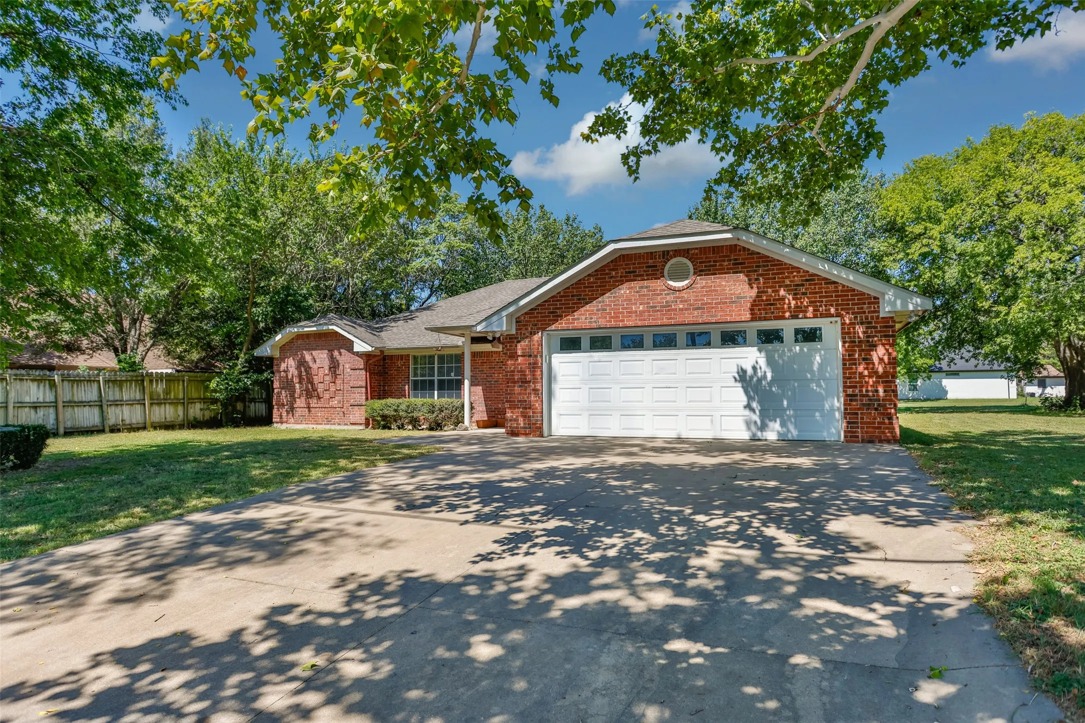 Single Family Residence For Sale in Cooke County , 1423 S Howeth Street, Gainesville, Texas 76240, 3 Bedroom, 2 Bathroom, 2 Garage spaces, 1,804 Sqft, built in 2002, mls#21342729, Real Estate Agent in Gainesville, Homes For Sale in Cooke county, Homes For Sale in Gainesville, Realtor in Gainesville Texas, Real Estate Brokerage Independent Realty Texas, Luminita Cordes Realtor