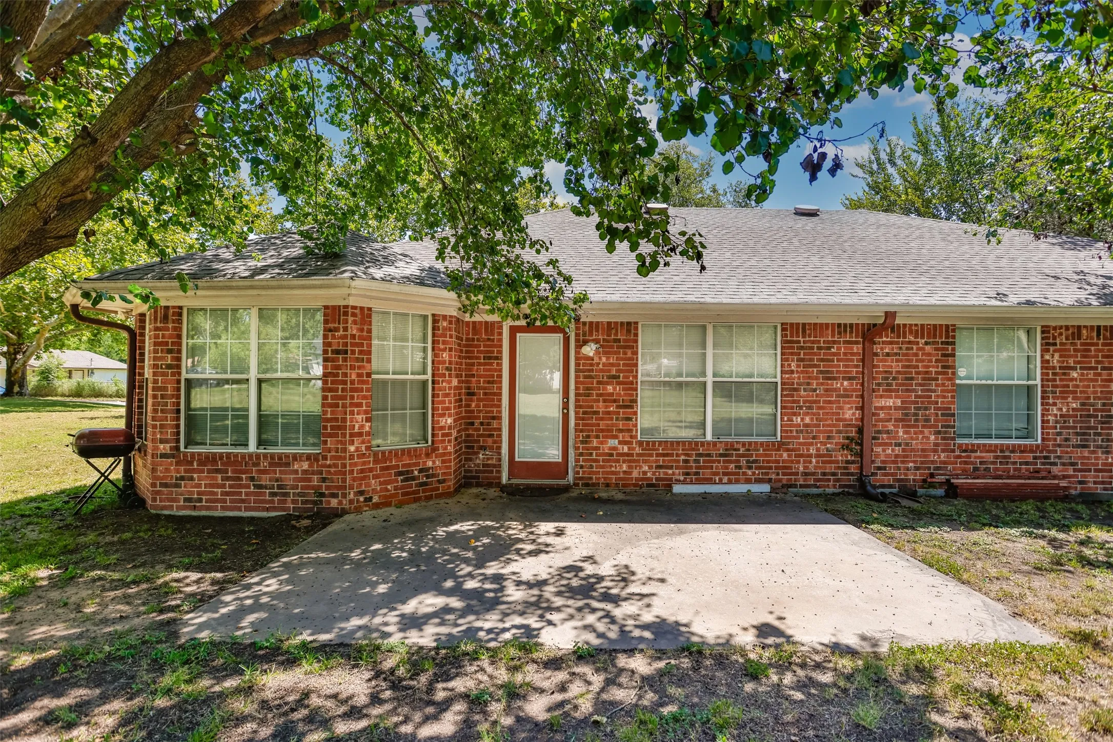 Single Family Residence For Sale in Cooke County , 1423 S Howeth Street, Gainesville, Texas 76240, 3 Bedroom, 2 Bathroom, 2 Garage spaces, 1,804 Sqft, built in 2002, mls#21342729, Real Estate Agent in Gainesville, Homes For Sale in Cooke county, Homes For Sale in Gainesville, Realtor in Gainesville Texas, Real Estate Brokerage Independent Realty Texas, Luminita Cordes Realtor