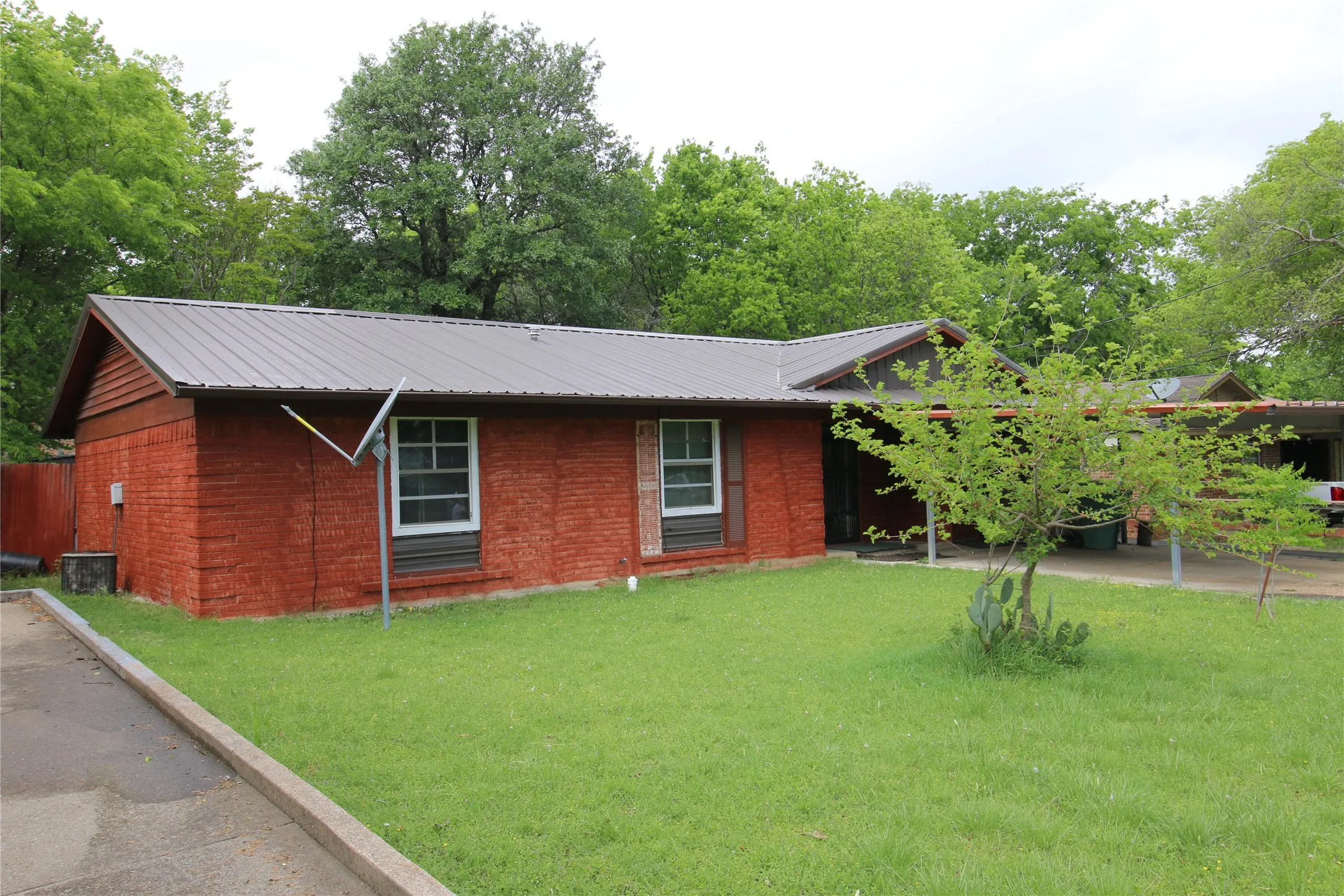 Single Family Residence For Sale in Grayson County , 2110 Duchess Drive, Sherman, Texas 75090, 3 Bedrooms, 2 Bathrooms, Garage spaces, 923 Sqft, built in 1967, Price $145,000, mls#21343201, Real Estate Agent in Sherman, Homes For Sale in Grayson county, Homes For Sale in Sherman, Realtor in Sherman Texas, Real Estate Brokerage Independent Realty Texas, Luminita Cordes Realtor
