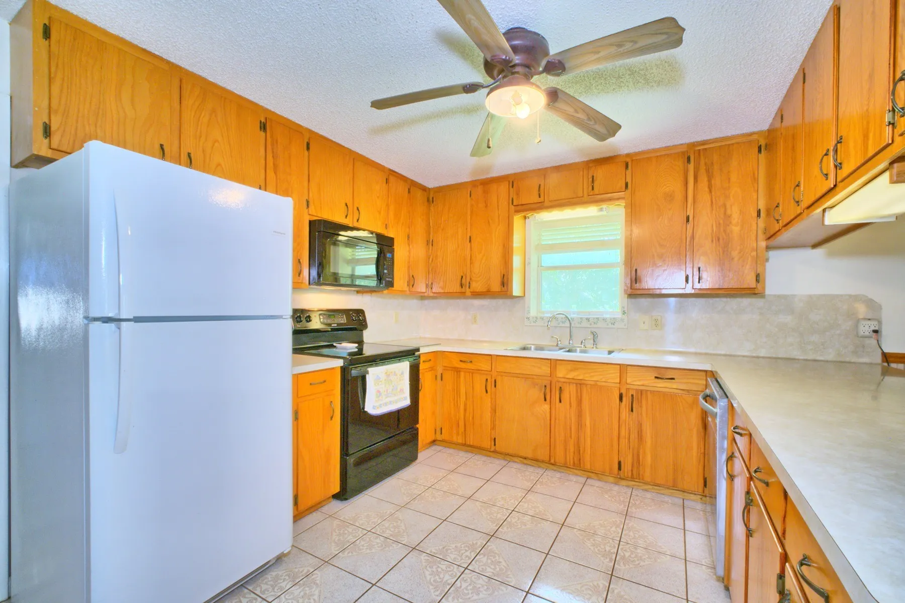 Single Family Residence For Sale in Sabine (TX) County , 731 Pecan Estates Loop, Hemphill, Texas 75948, 3 Bedroom, 3 Bathroom, 4 Garage spaces, 1,824 Sqft, built in 1985, mls#21343105, Real Estate Agent in Hemphill, Homes For Sale in Sabine (TX) county, Homes For Sale in Hemphill, Realtor in Hemphill Texas, Real Estate Brokerage Independent Realty Texas, Luminita Cordes Realtor