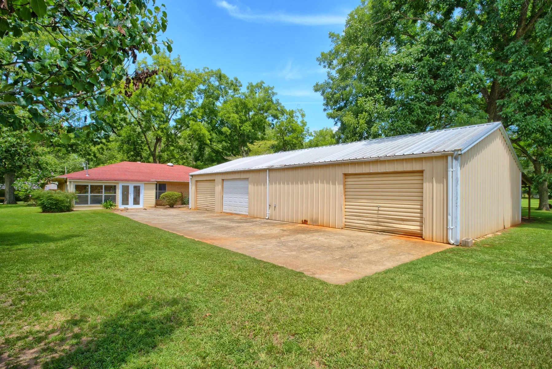 driveway, parking, gargae and workshop