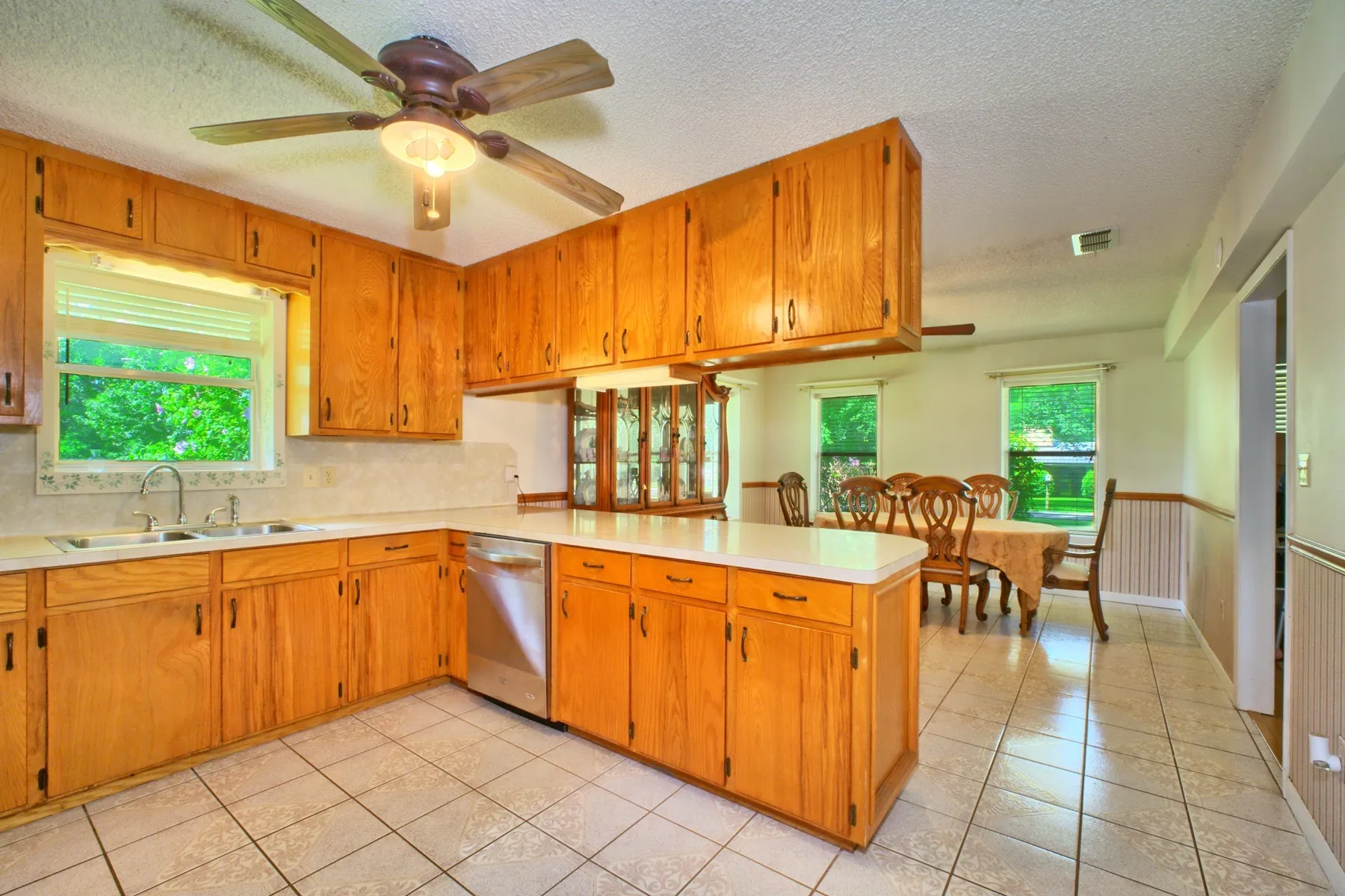 open kitchen and dining floorplan