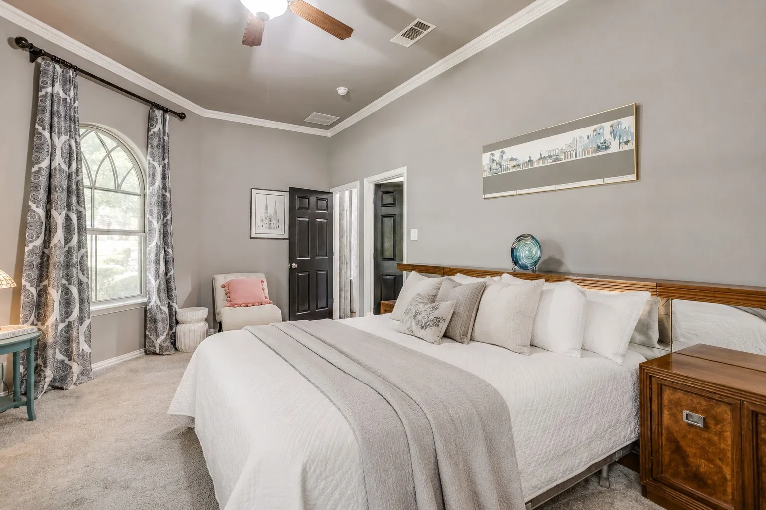 Vaulted ceiling with crown molding and ceiling fan