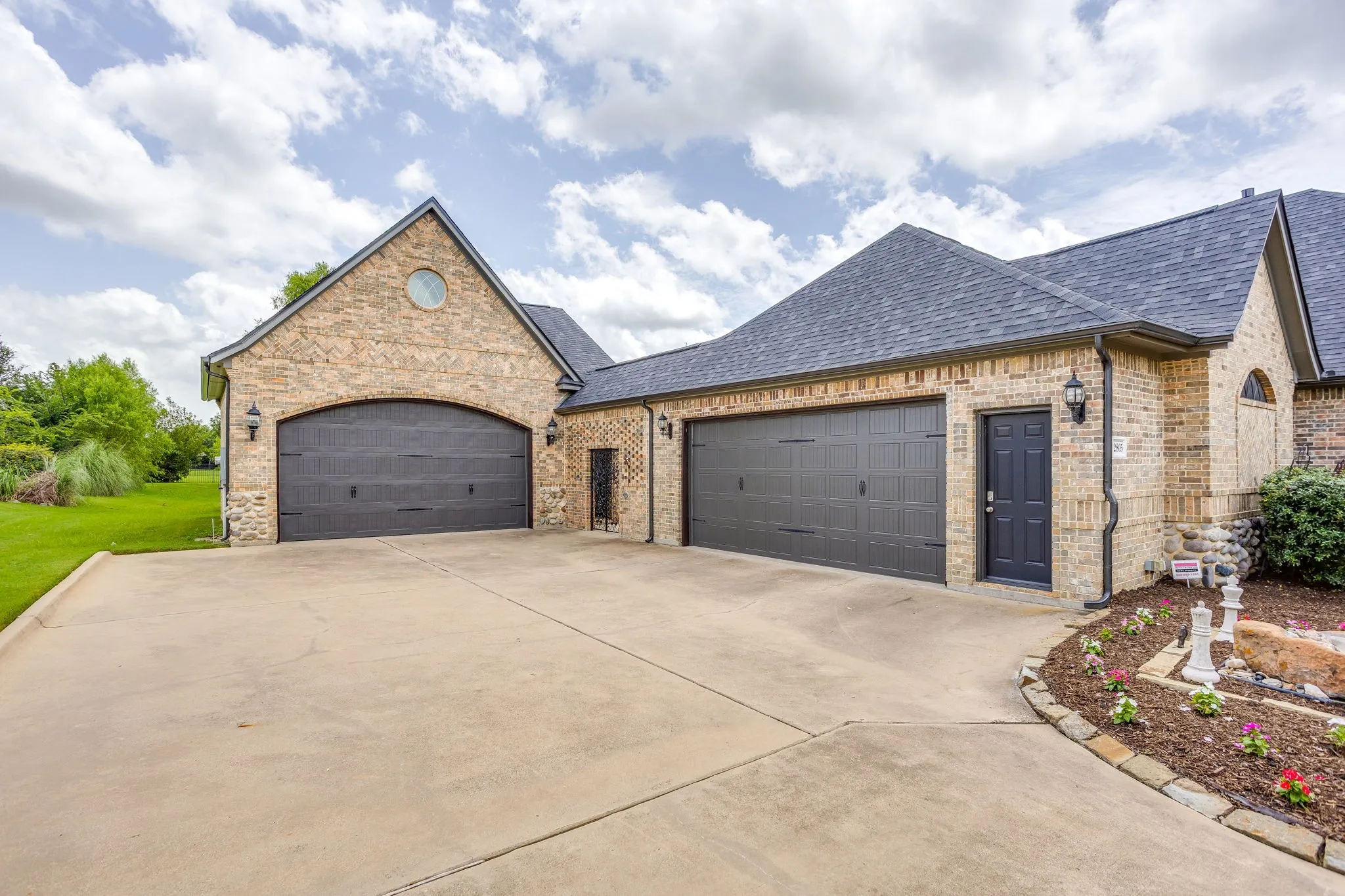 Single Family Residence For Sale in Tarrant County , 12805 Daybreak Trail, Burleson, Texas 76028, 3 Bedroom, 4 Bathroom, 5 Garage spaces, 3,139 Sqft, built in 2007, mls#21337935, Real Estate Agent in Burleson, Homes For Sale in Tarrant county, Homes For Sale in Burleson, Realtor in Burleson Texas, Real Estate Brokerage Independent Realty Texas, Luminita Cordes Realtor