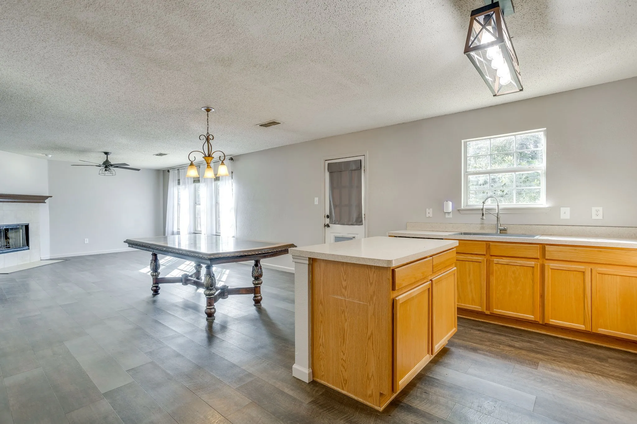 Single Family Residence For Sale in Johnson County , 2521 Buffalo Run, Burleson, Texas 76028, 3 Bedroom, 3 Bathroom, 2 Garage spaces, 2,568 Sqft, built in 2004, mls#21343216, Real Estate Agent in Burleson, Homes For Sale in Johnson county, Homes For Sale in Burleson, Realtor in Burleson Texas, Real Estate Brokerage Independent Realty Texas, Luminita Cordes Realtor