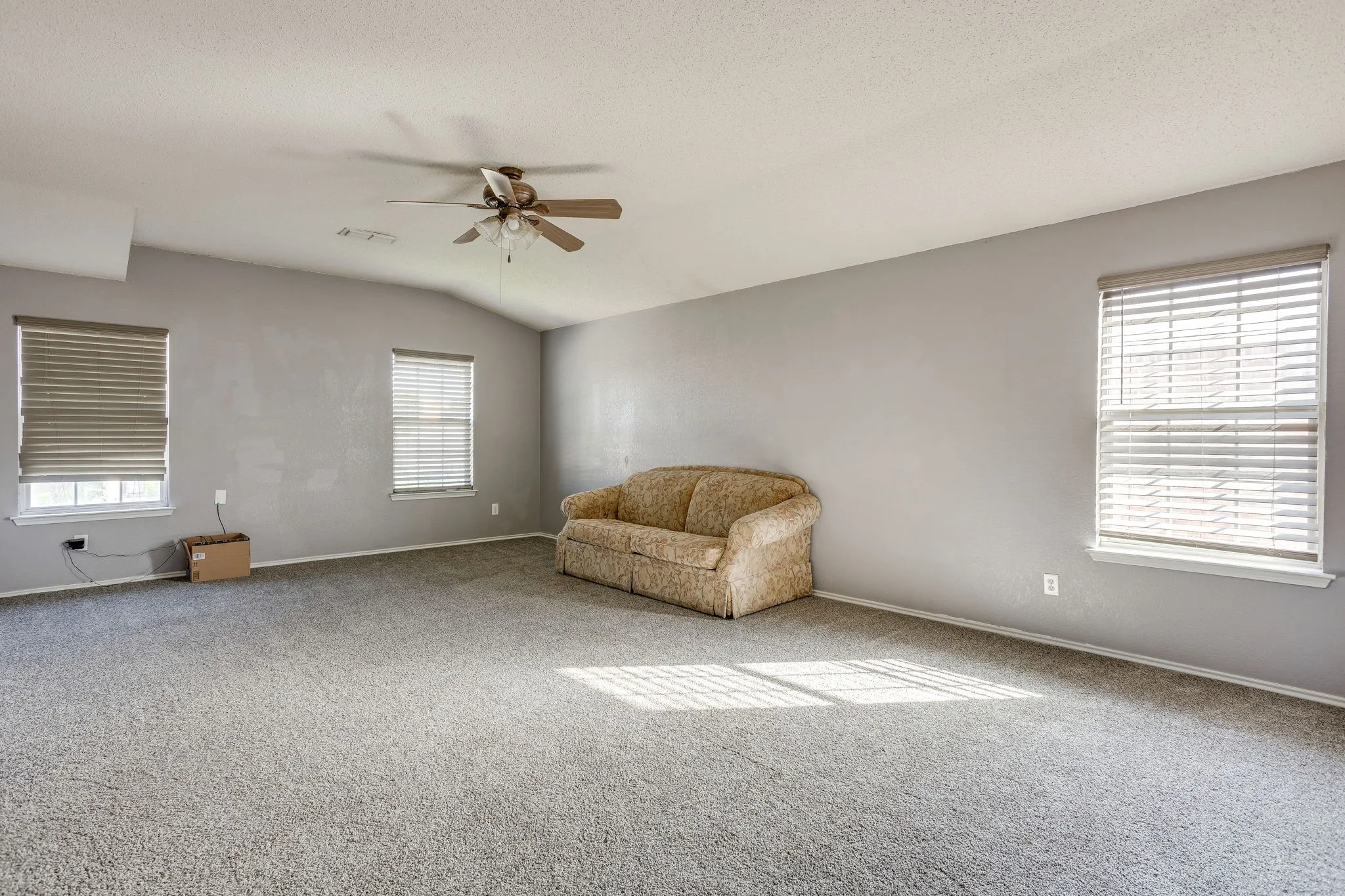 Single Family Residence For Sale in Johnson County , 2521 Buffalo Run, Burleson, Texas 76028, 3 Bedroom, 3 Bathroom, 2 Garage spaces, 2,568 Sqft, built in 2004, mls#21343216, Real Estate Agent in Burleson, Homes For Sale in Johnson county, Homes For Sale in Burleson, Realtor in Burleson Texas, Real Estate Brokerage Independent Realty Texas, Luminita Cordes Realtor